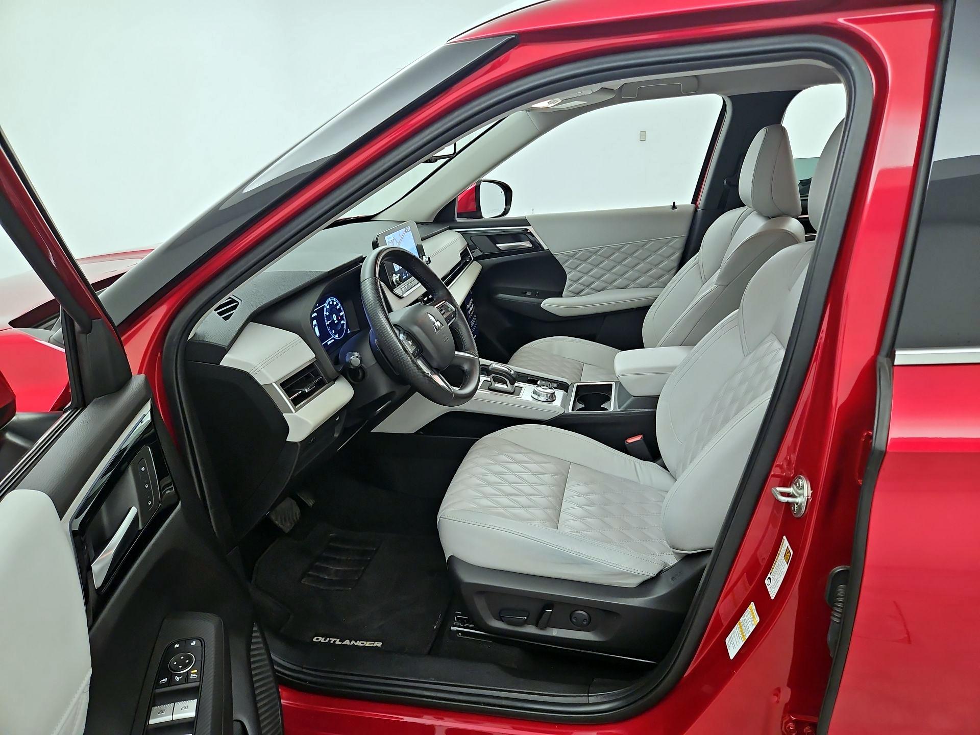 Thumbnail: 2023 Mitsubishi Outlander - 11