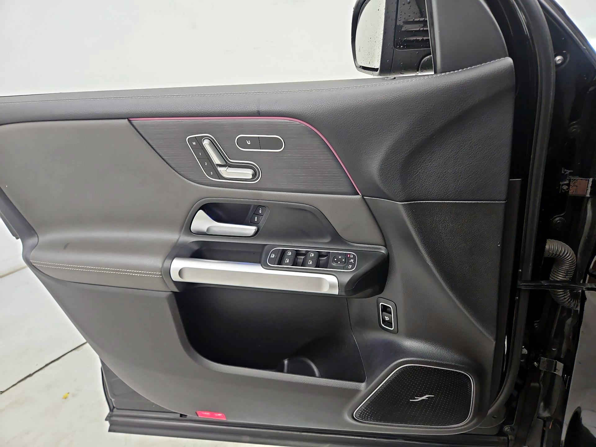 Thumbnail: 2020 Mercedes-Benz GLB - 12