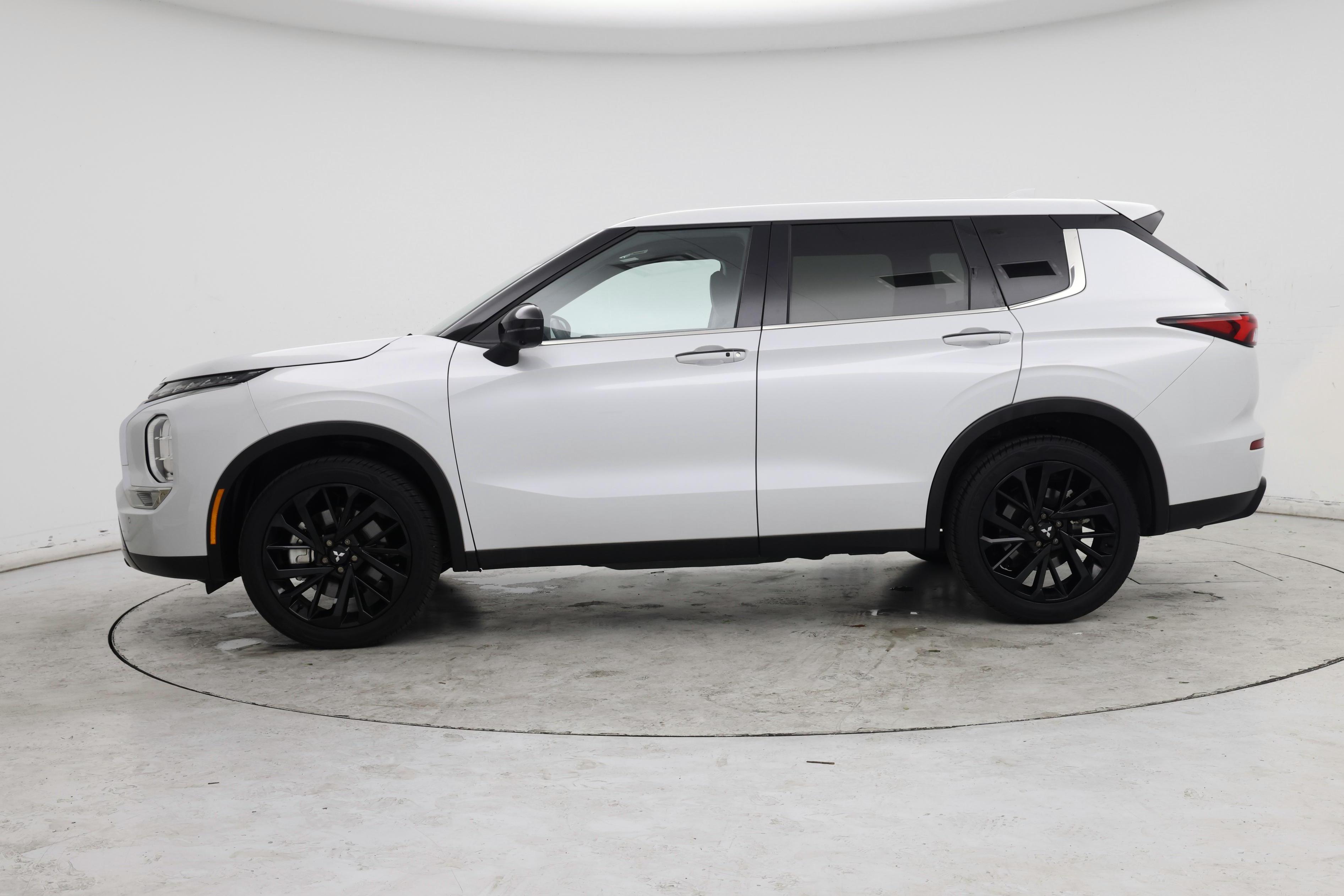 Thumbnail: 2024 Mitsubishi Outlander - 3