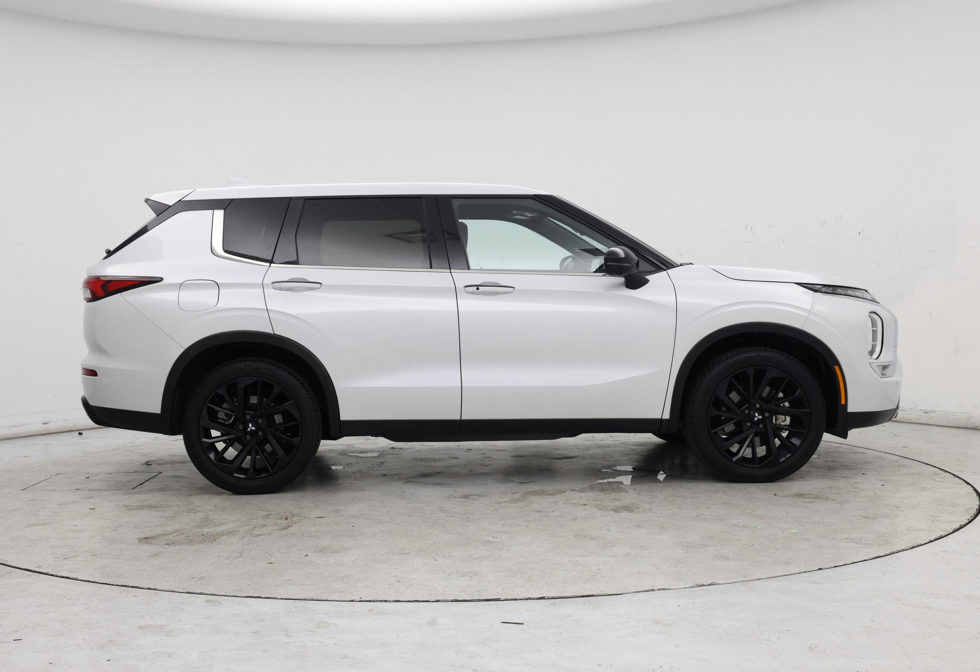 Thumbnail: 2024 Mitsubishi Outlander - 7