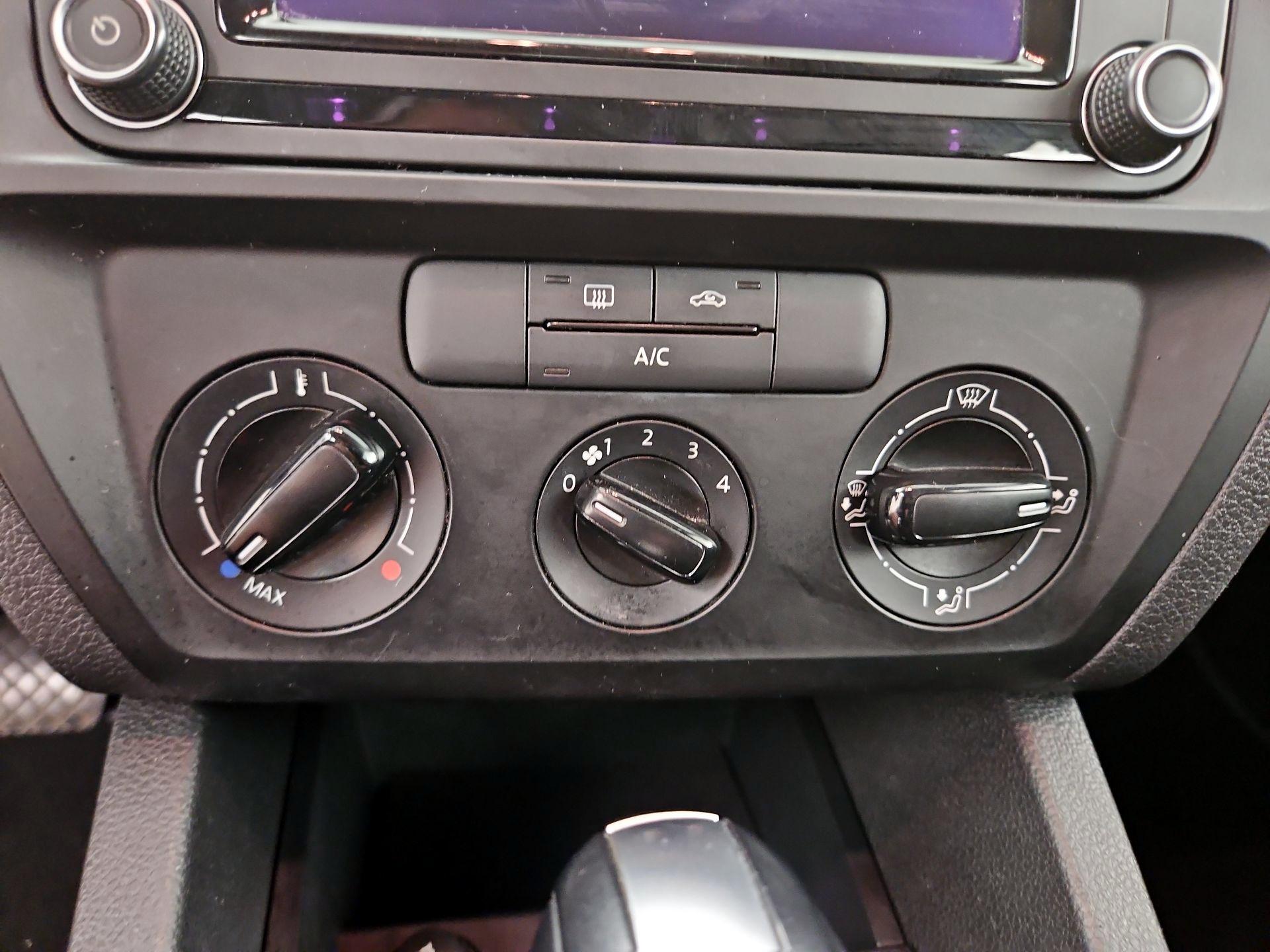 Thumbnail: 2016 Volkswagen Jetta - 16