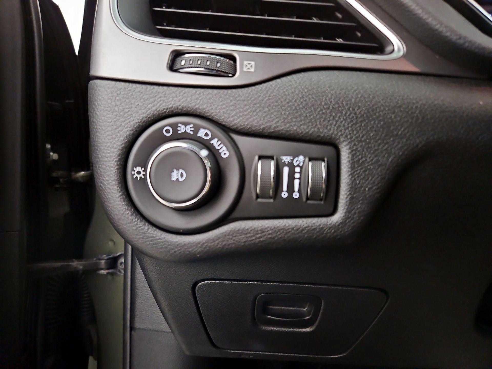 Thumbnail: 2020 Jeep Cherokee - 13