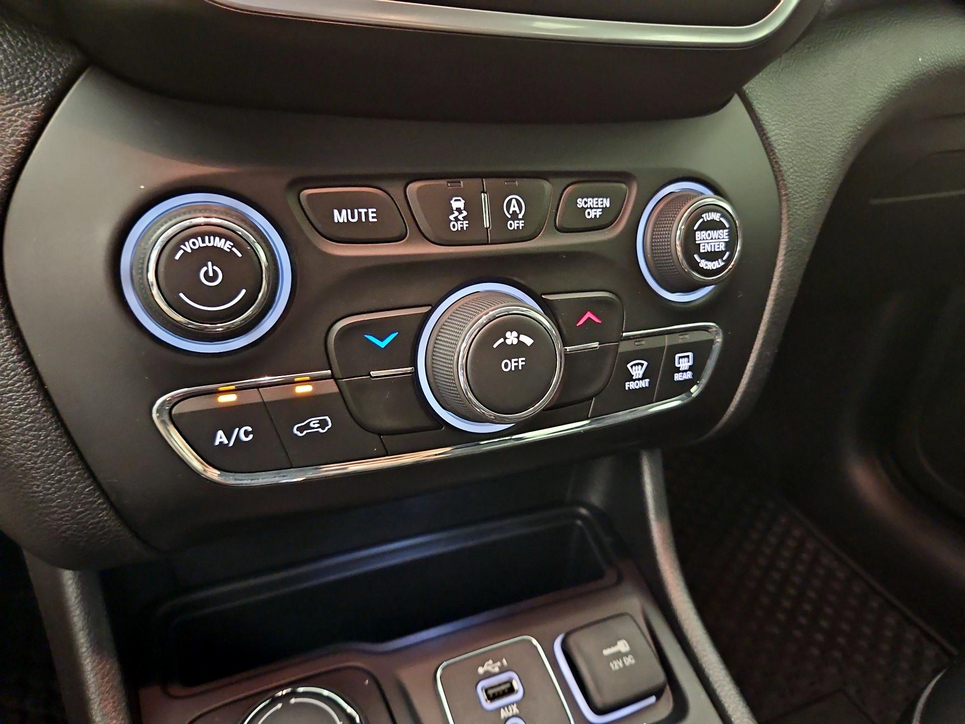Thumbnail: 2020 Jeep Cherokee - 16