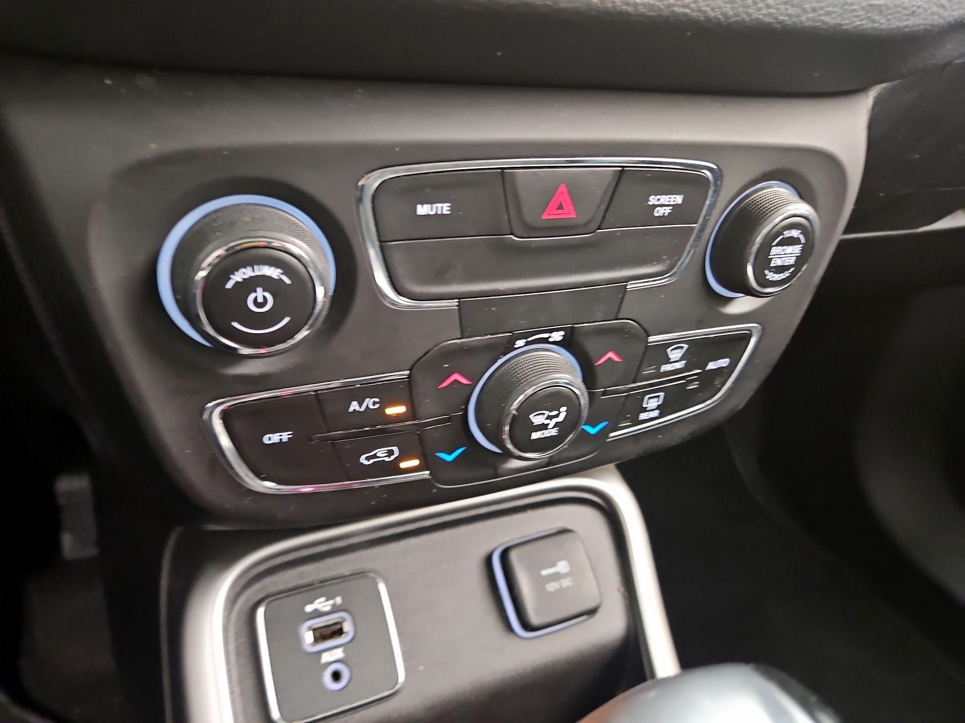 Thumbnail: 2020 Jeep Compass - 16