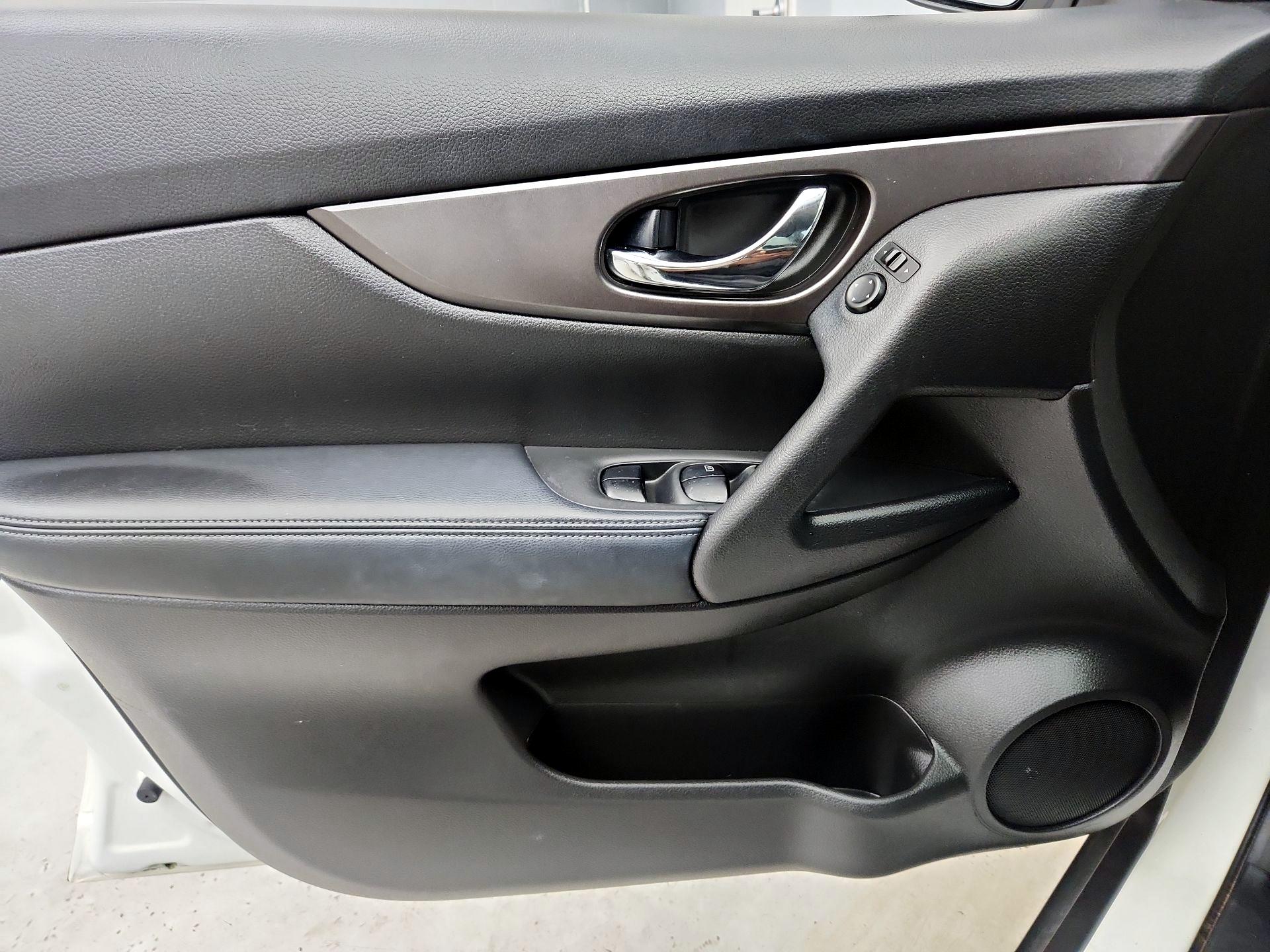 Thumbnail: 2016 Nissan Rogue - 12