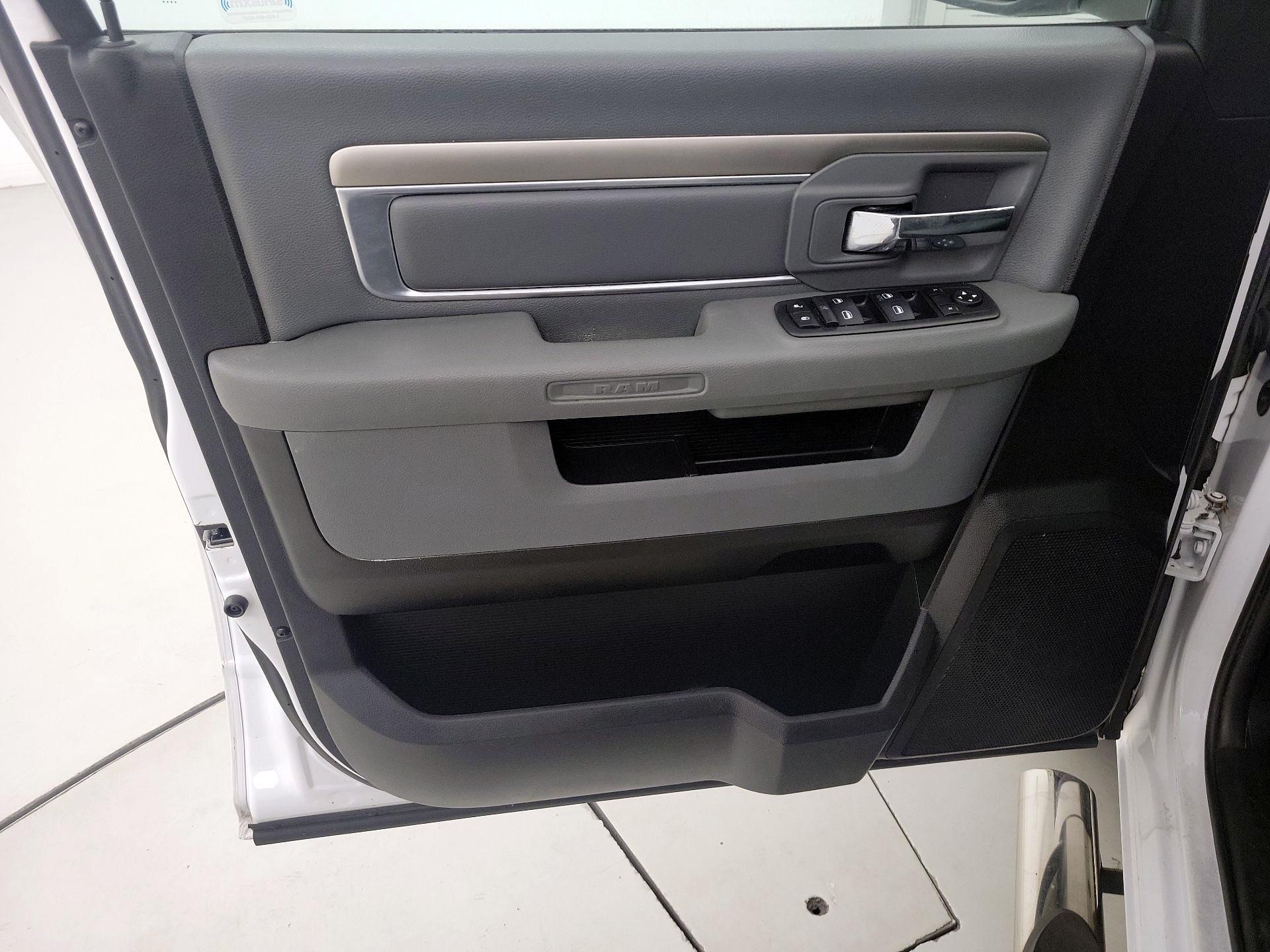 Thumbnail: 2019 RAM 1500 Classic - 12