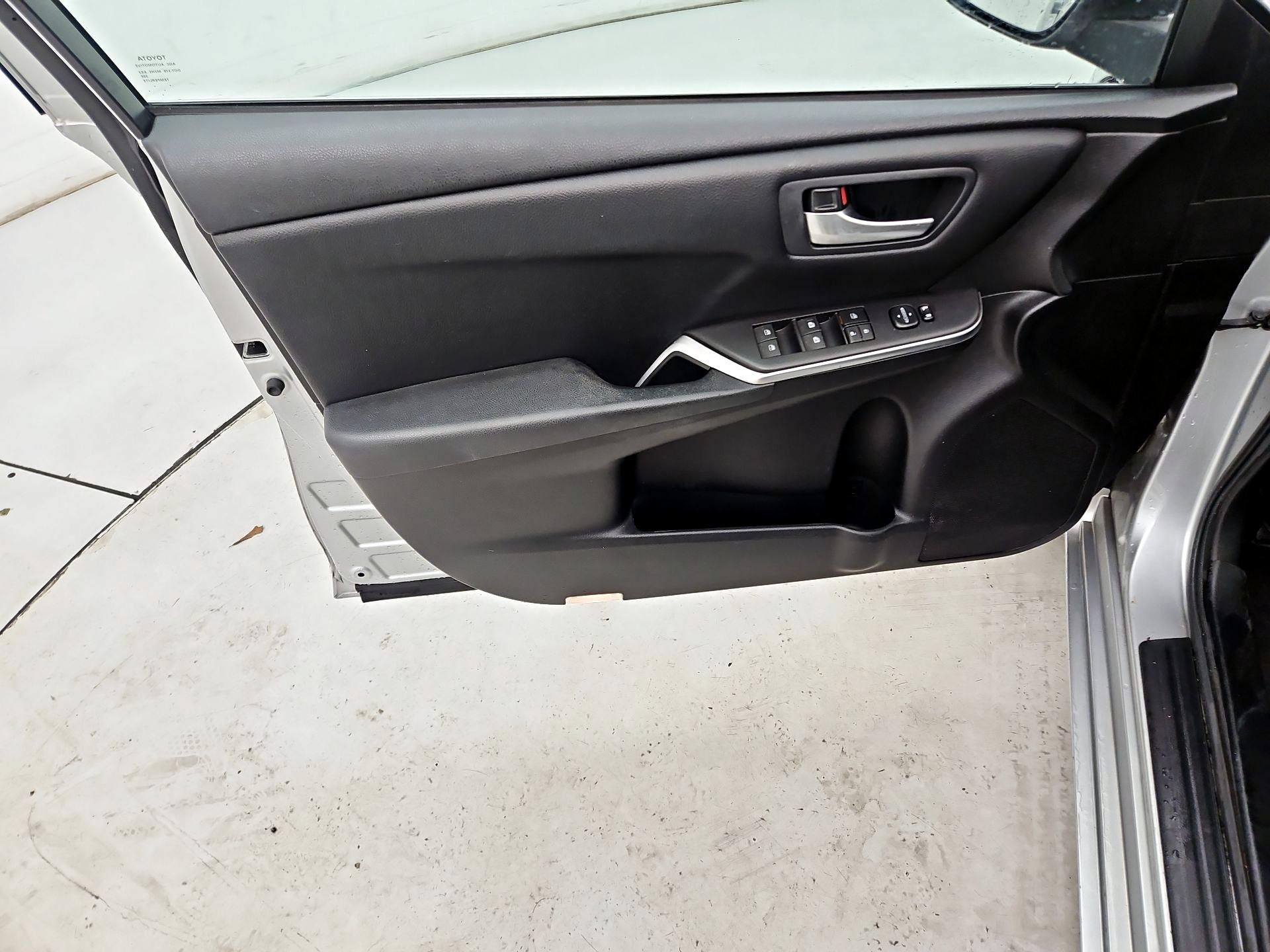 Thumbnail: 2017 Toyota Camry - 12