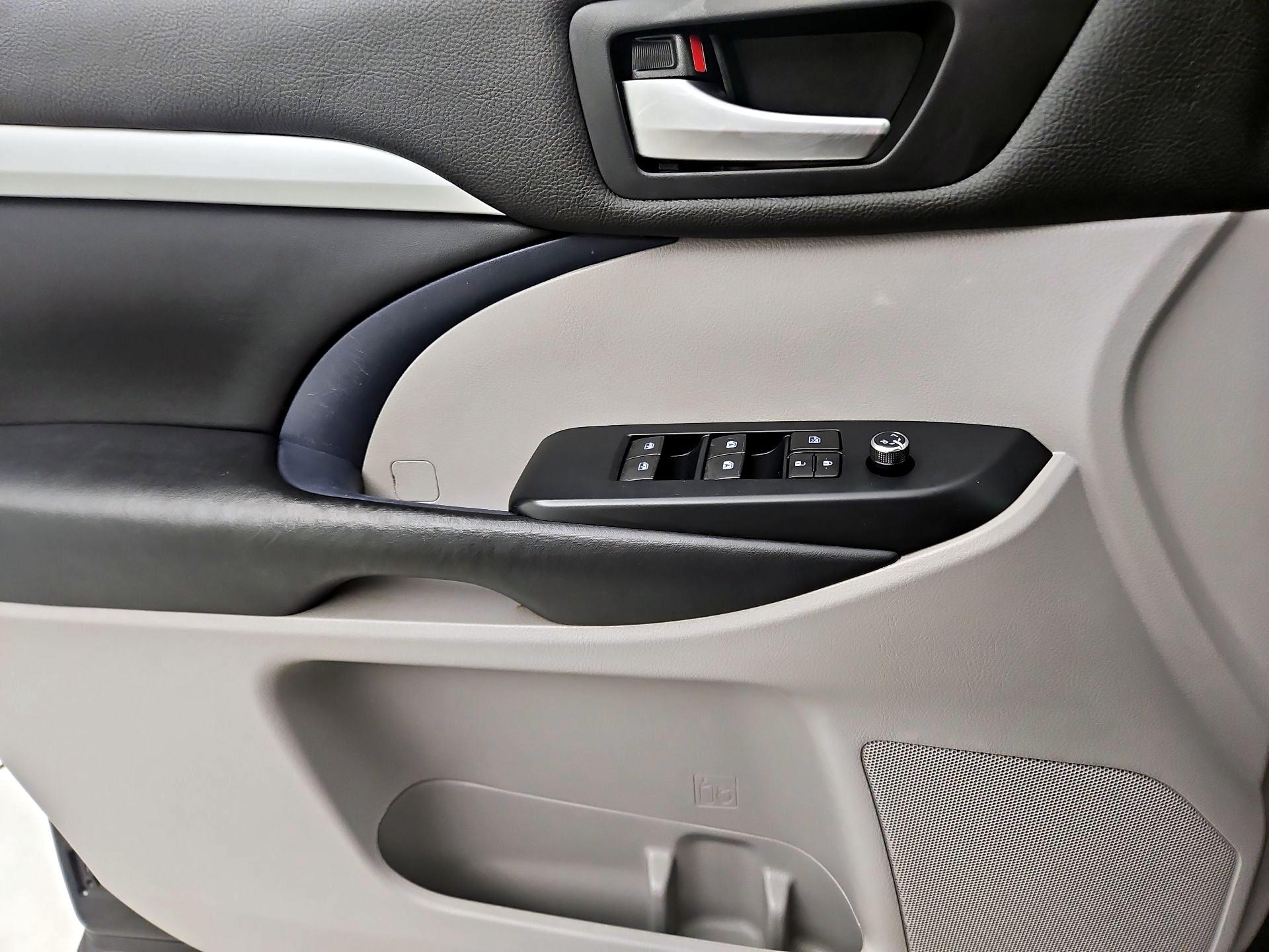 Thumbnail: 2019 Toyota Highlander - 12