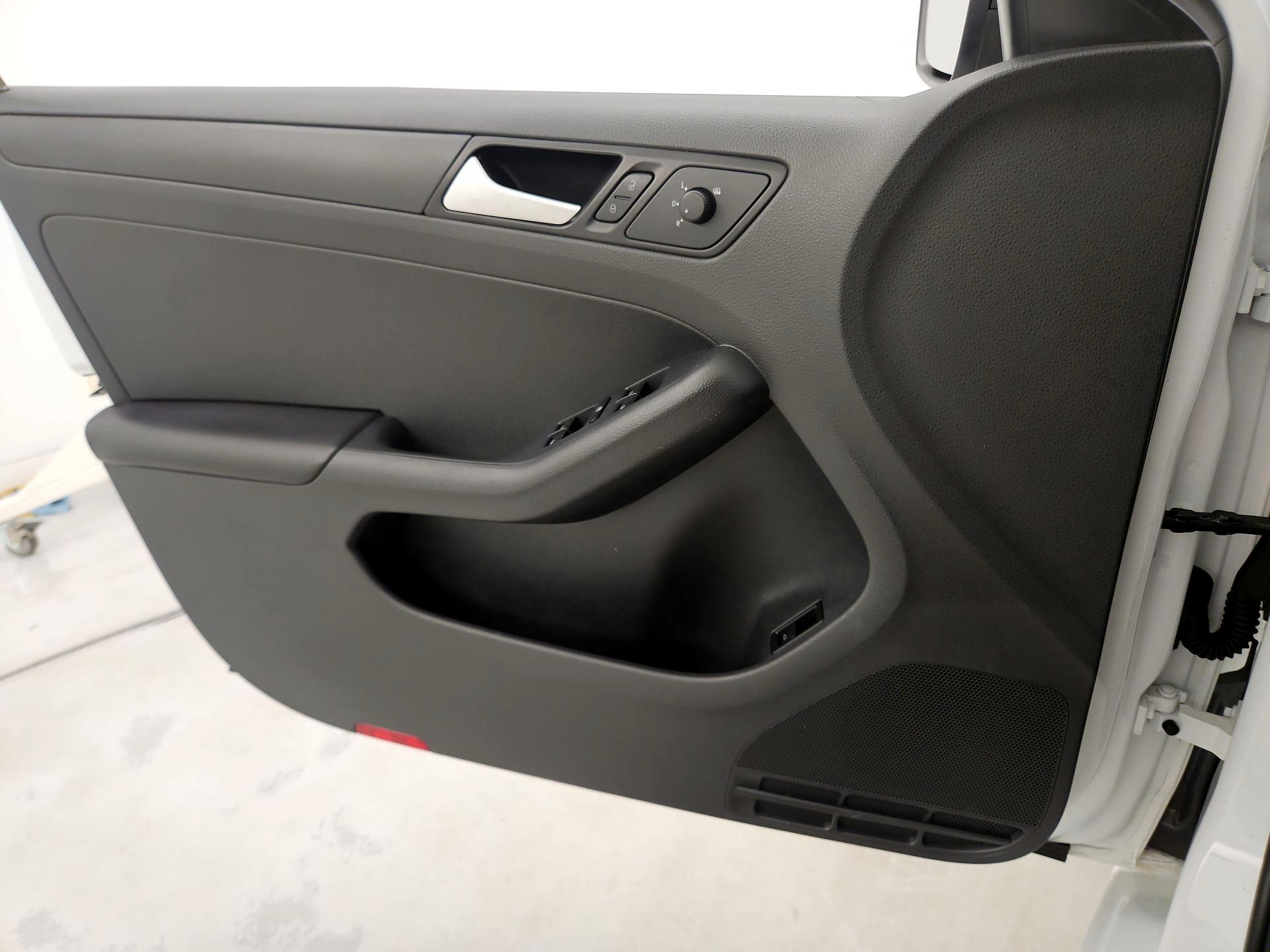 Thumbnail: 2014 Volkswagen Jetta - 12