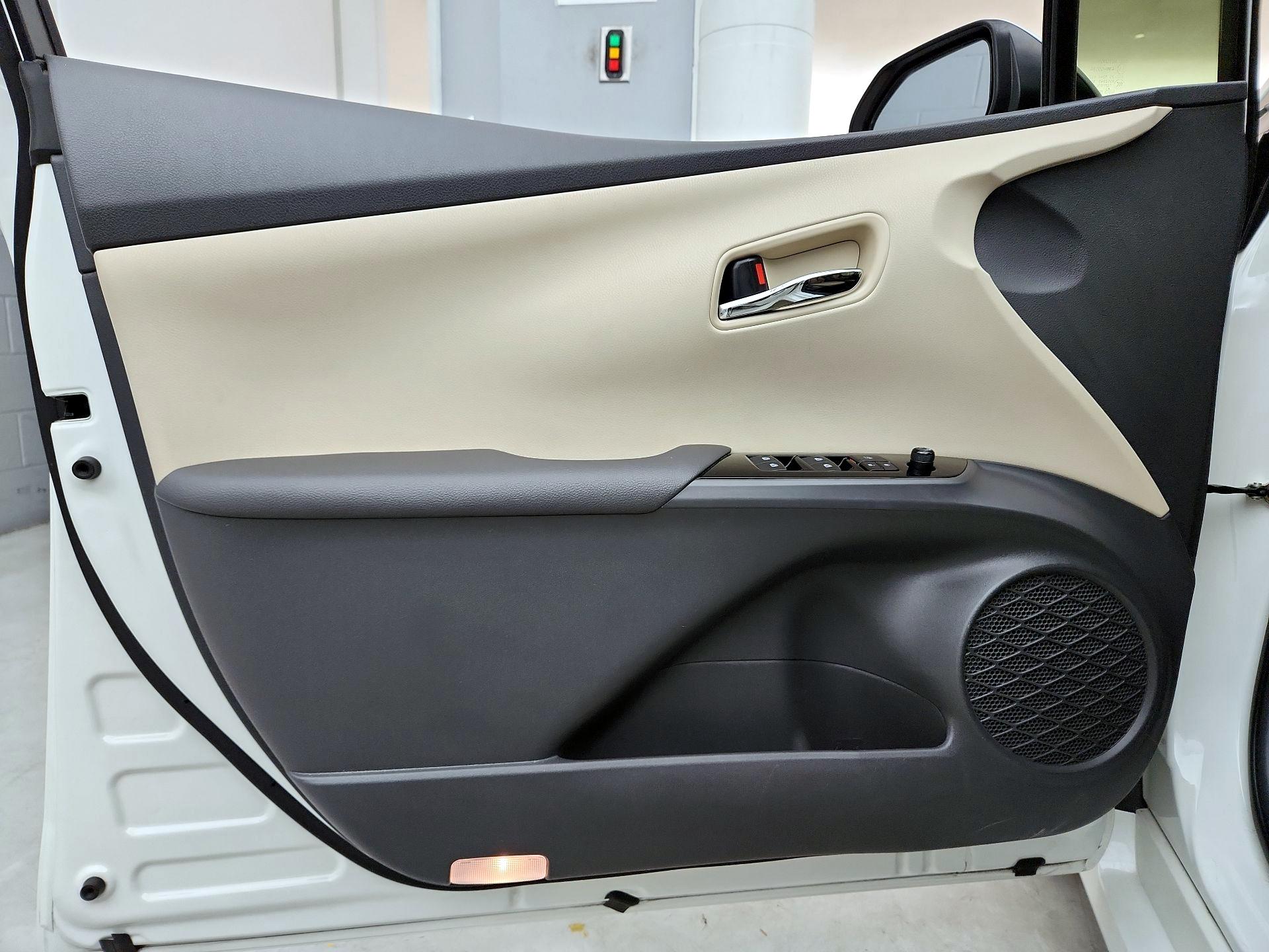Thumbnail: 2016 Toyota Prius - 12