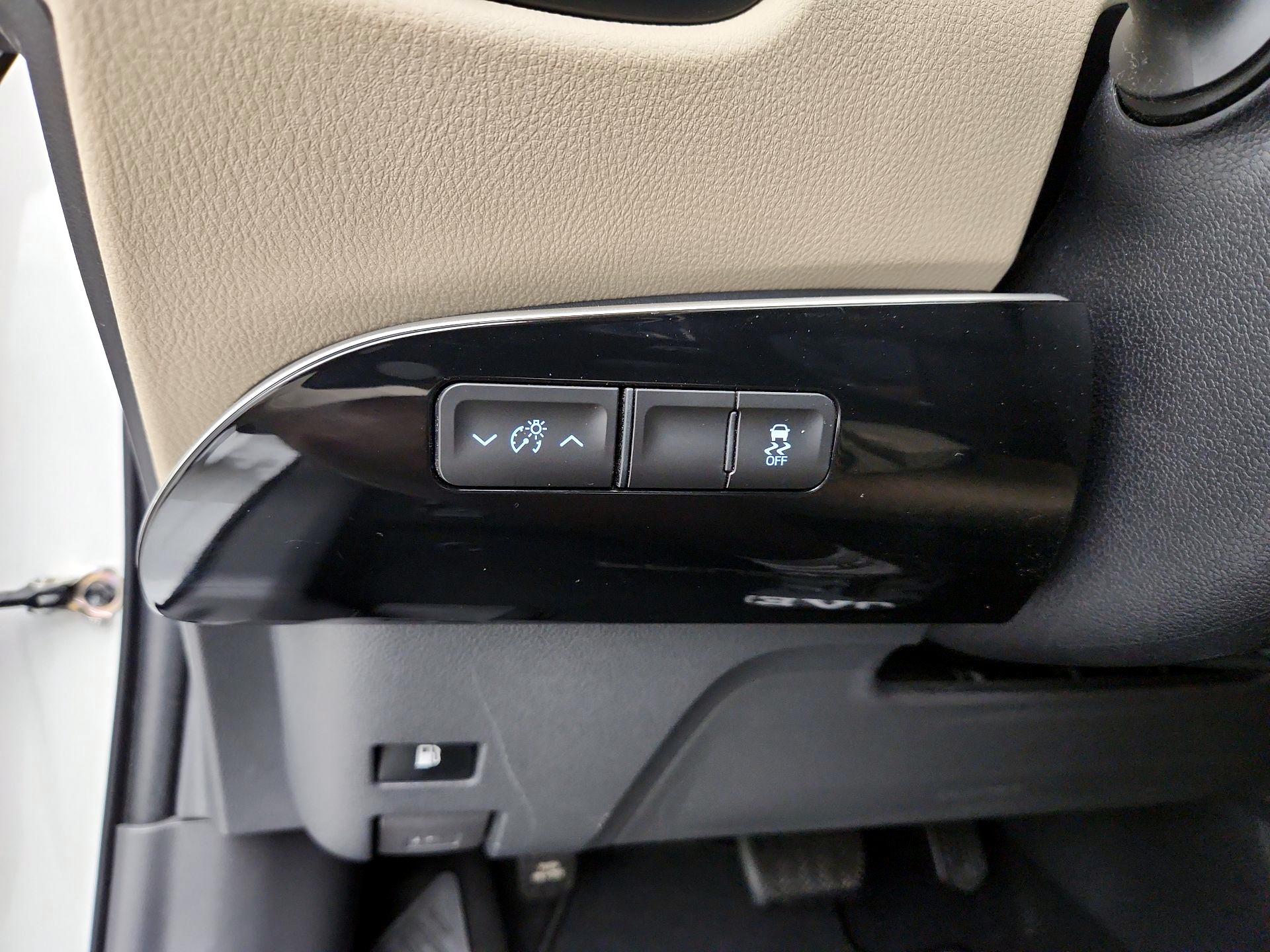 Thumbnail: 2016 Toyota Prius - 13