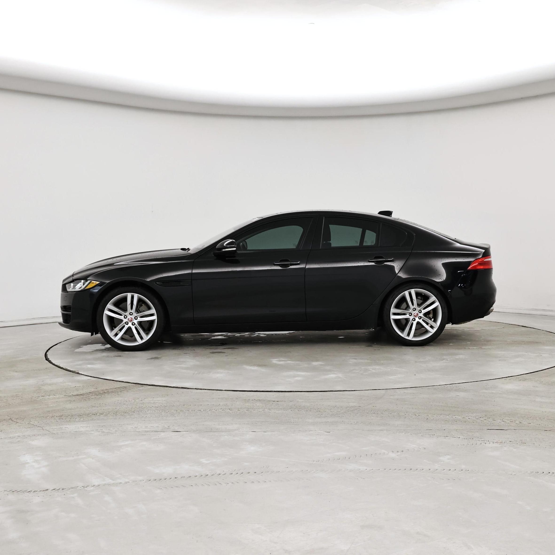 Thumbnail: 2017 Jaguar XE - 3
