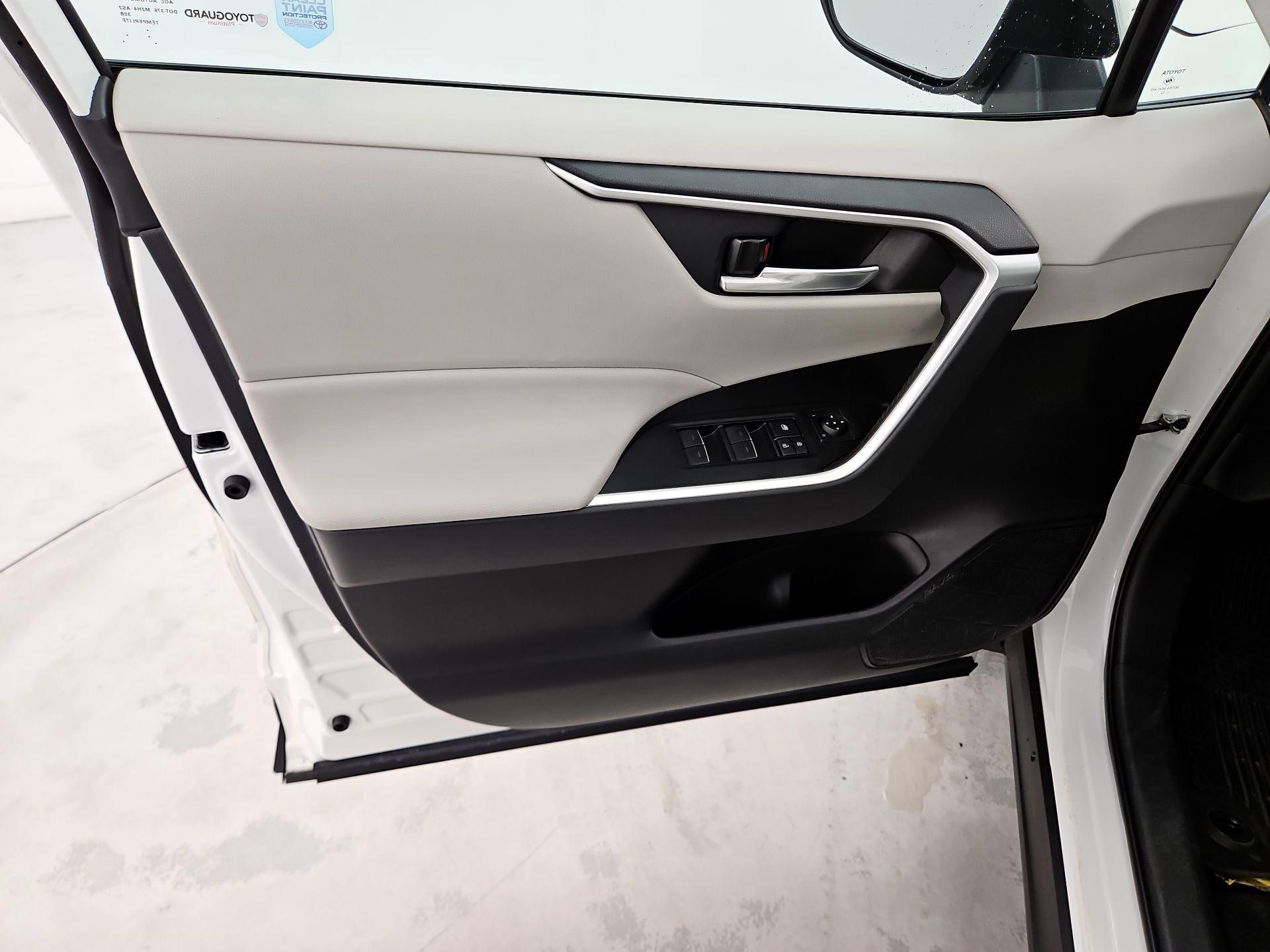 Thumbnail: 2022 Toyota RAV4 - 12