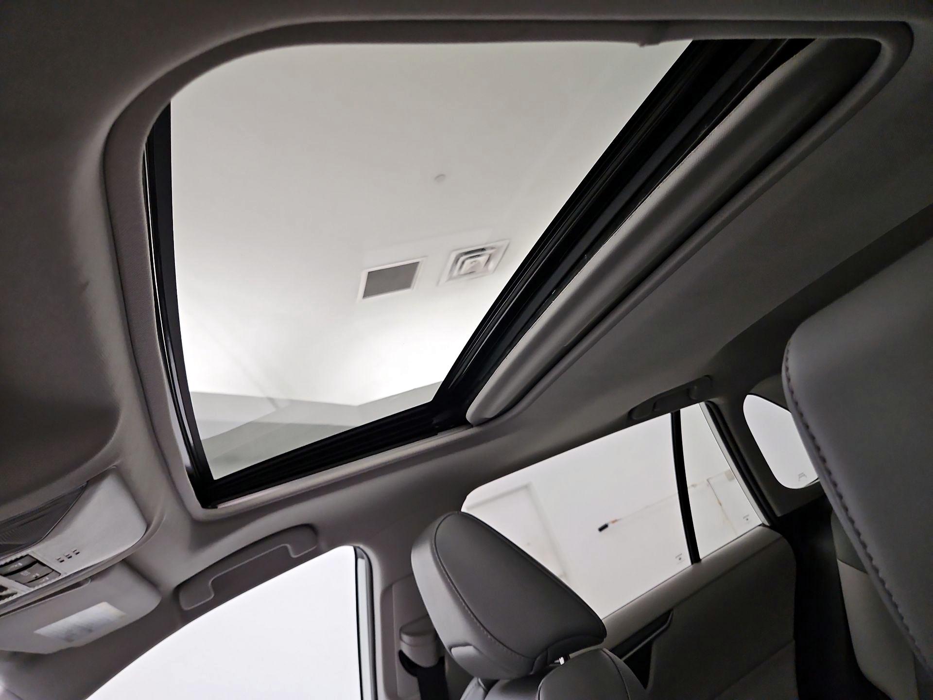 Thumbnail: 2022 Toyota RAV4 - 19