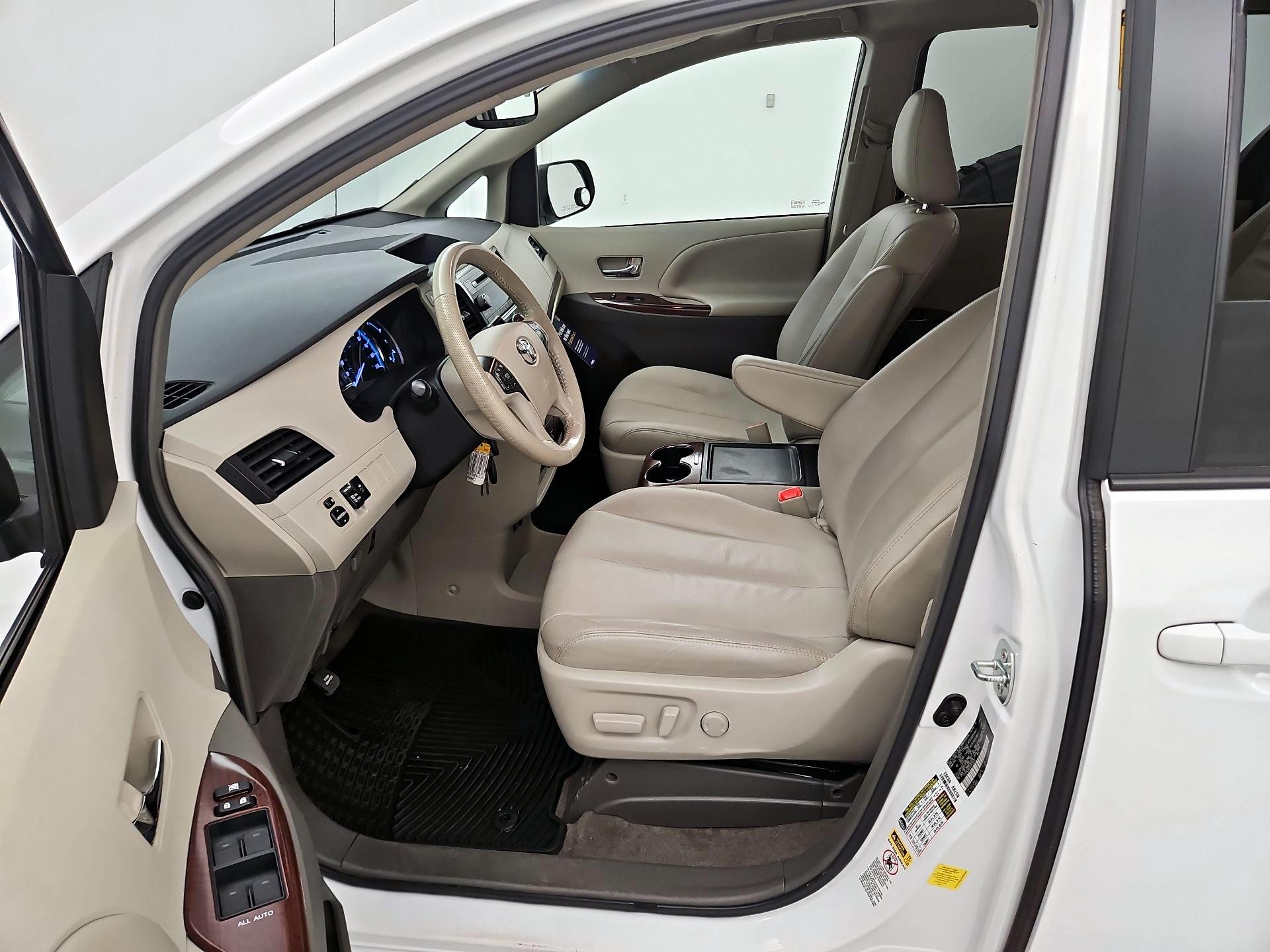 Thumbnail: 2014 Toyota Sienna - 11