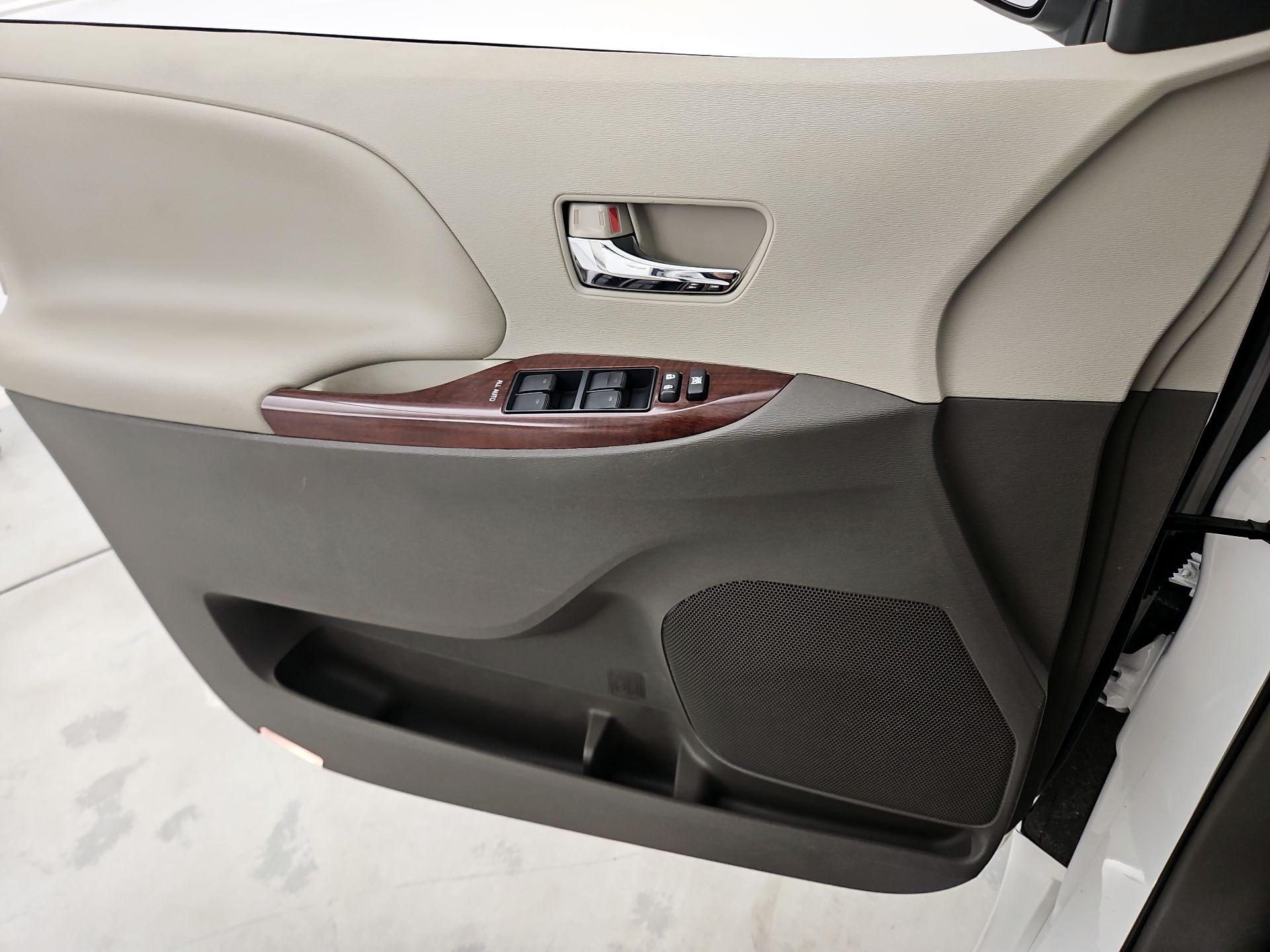 Thumbnail: 2014 Toyota Sienna - 12