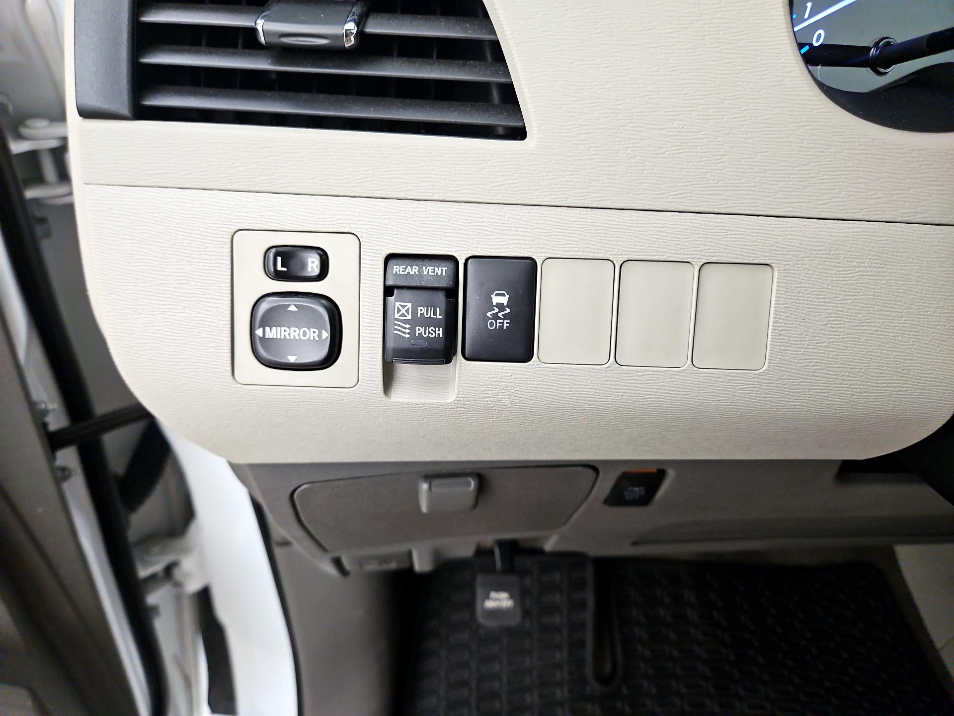 Thumbnail: 2014 Toyota Sienna - 13