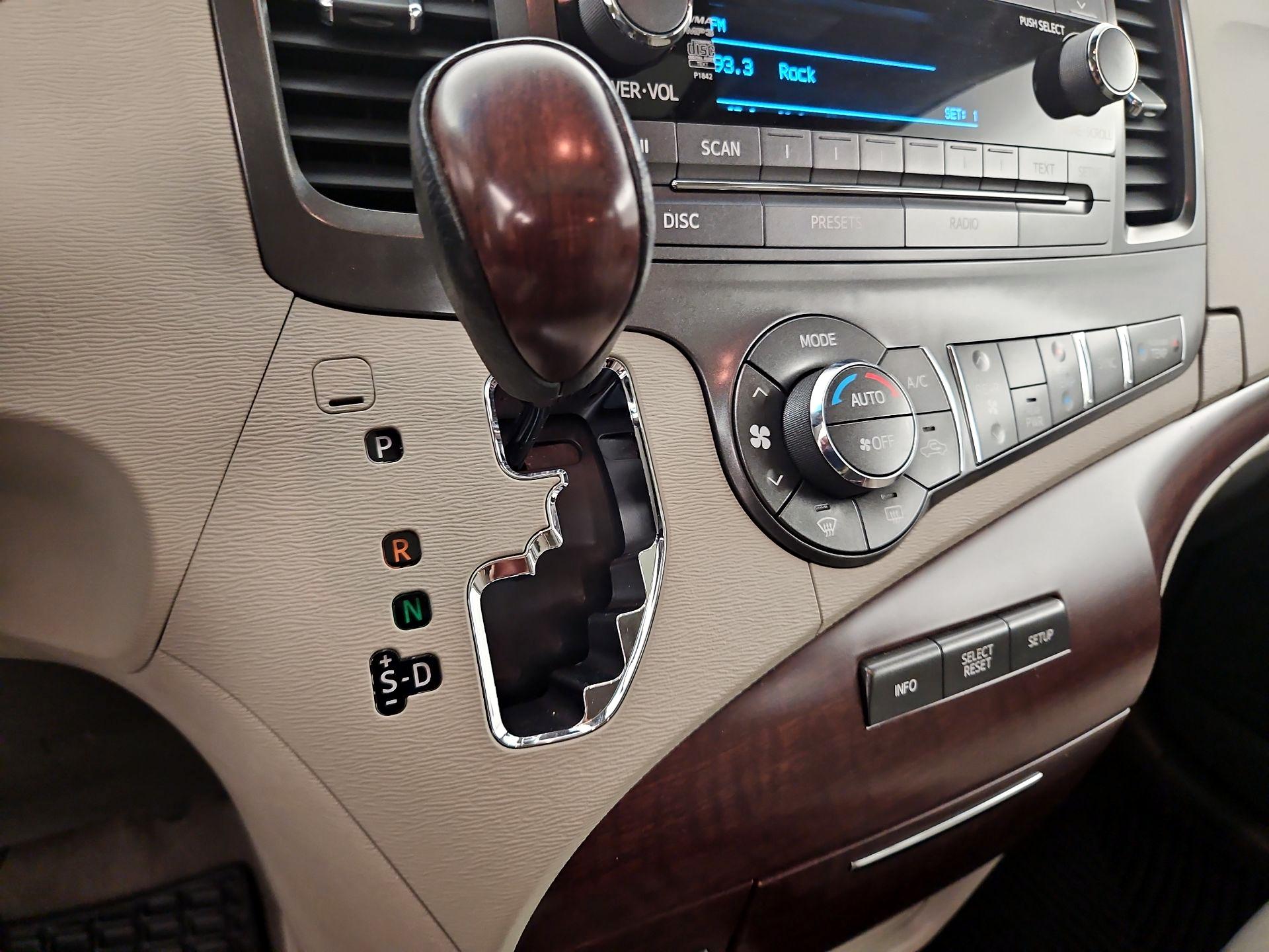 Thumbnail: 2014 Toyota Sienna - 17