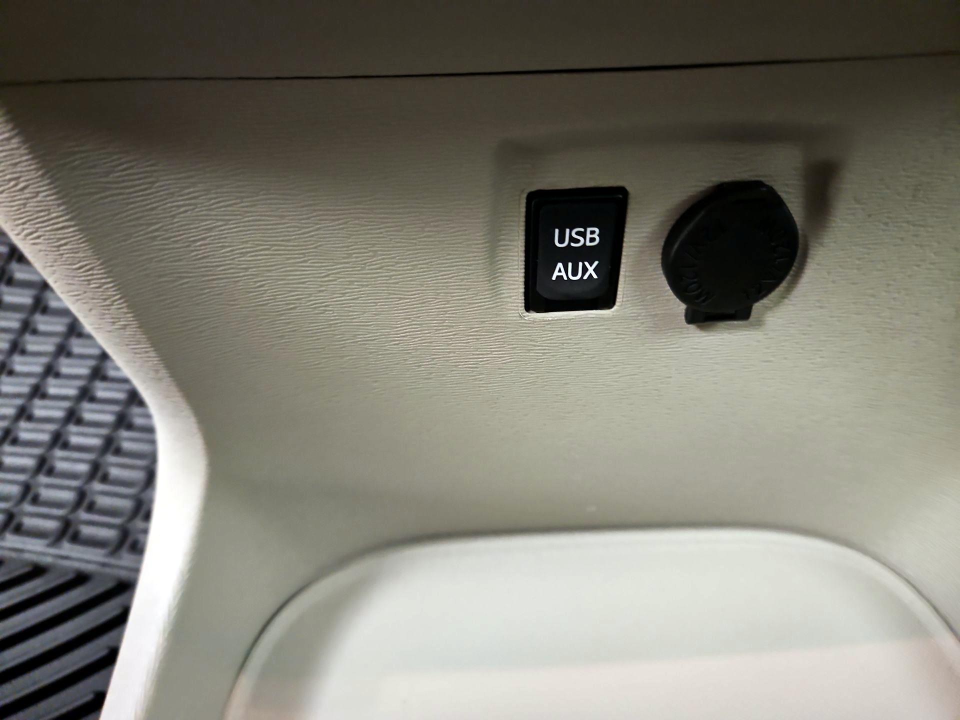 Thumbnail: 2014 Toyota Sienna - 18