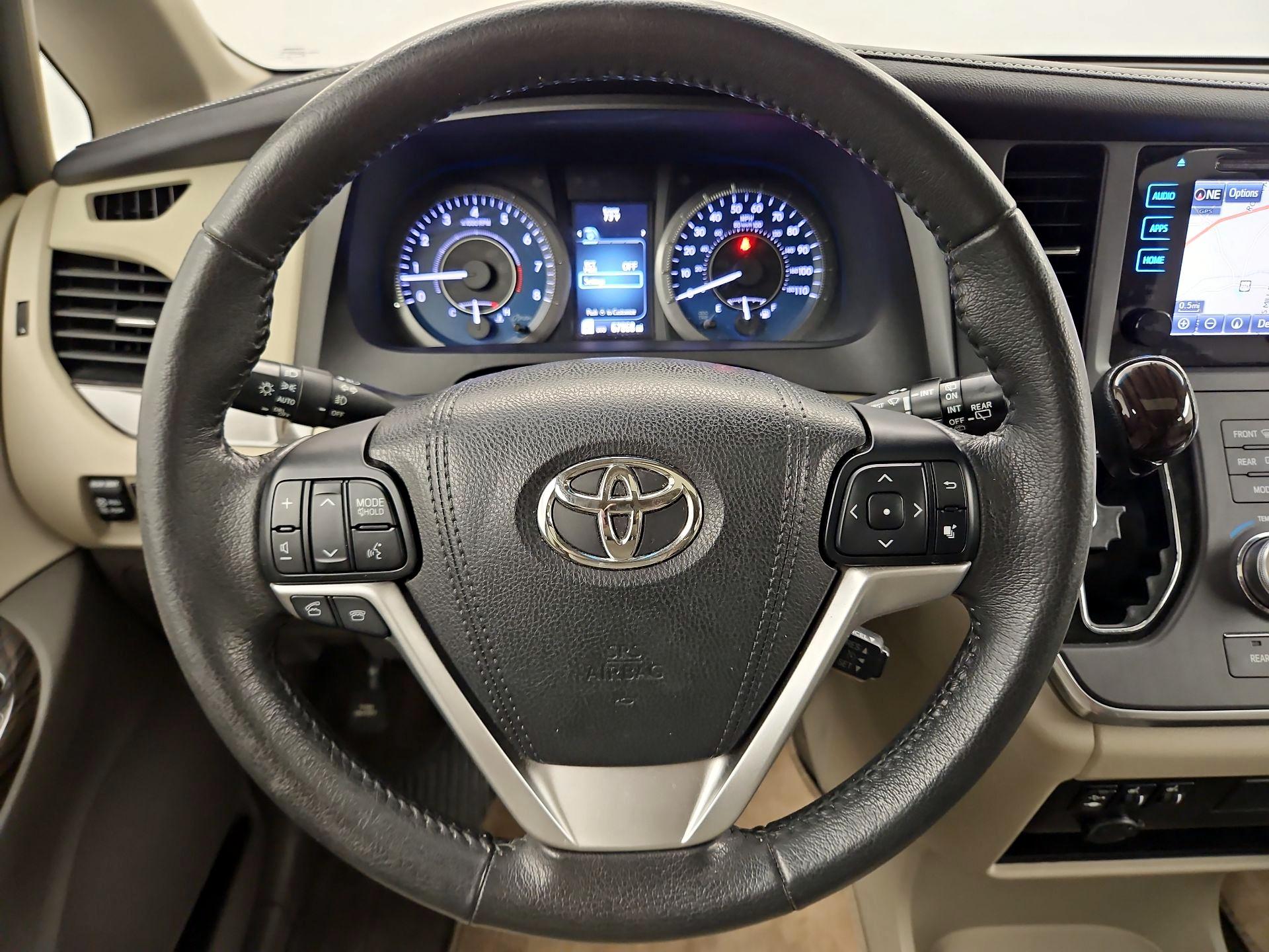 Thumbnail: 2017 Toyota Sienna - 10