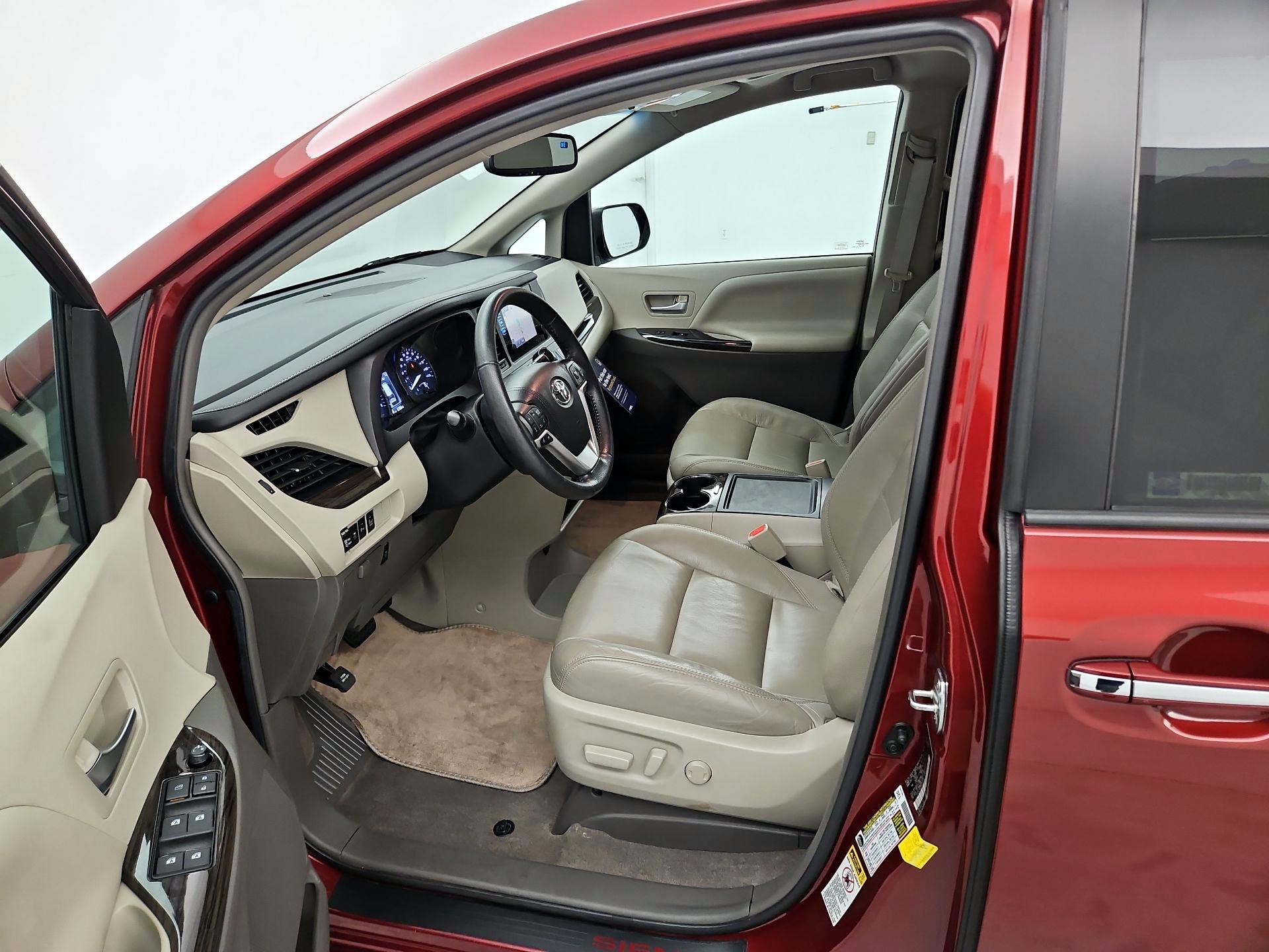 Thumbnail: 2017 Toyota Sienna - 11