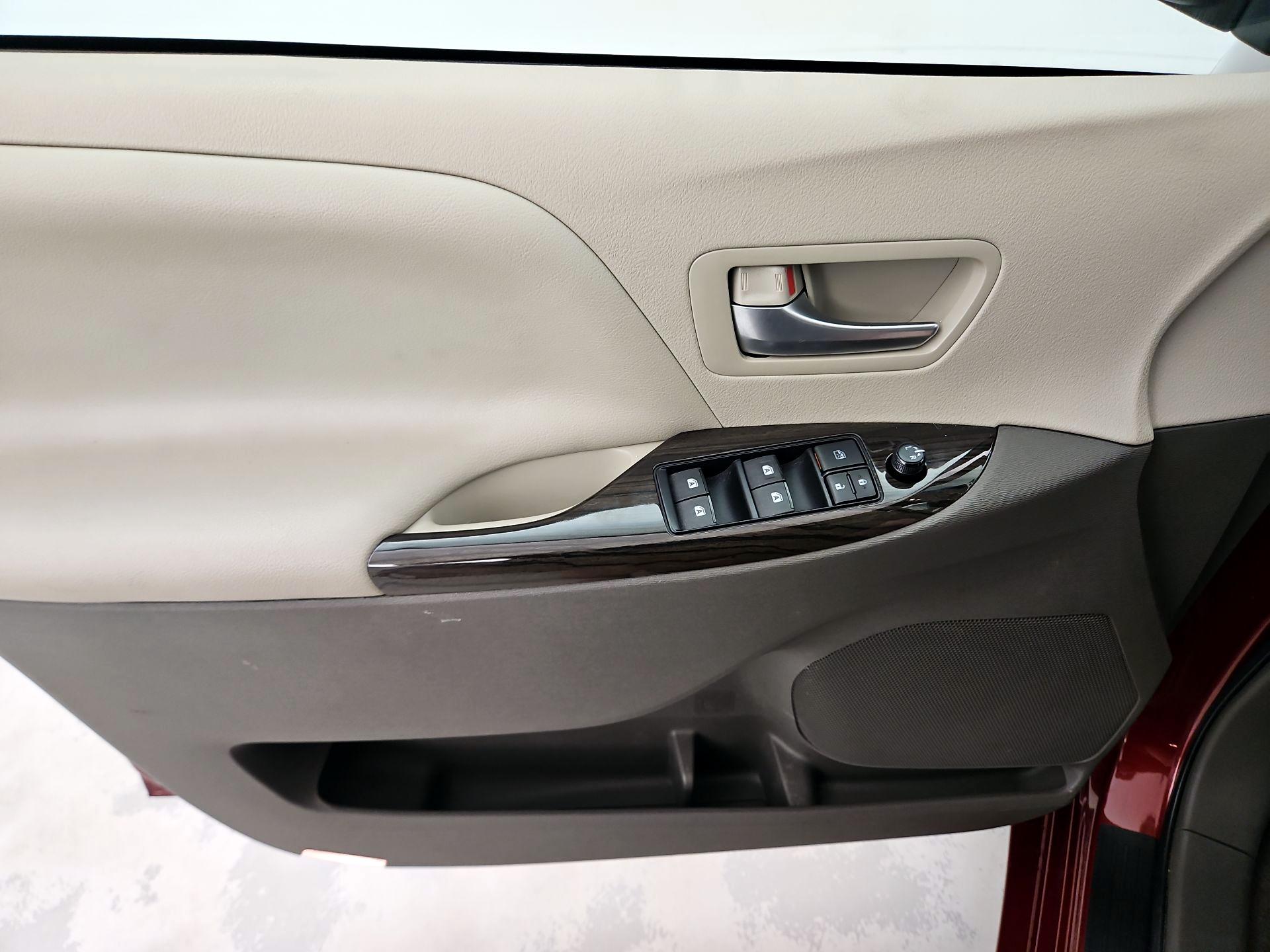 Thumbnail: 2017 Toyota Sienna - 12