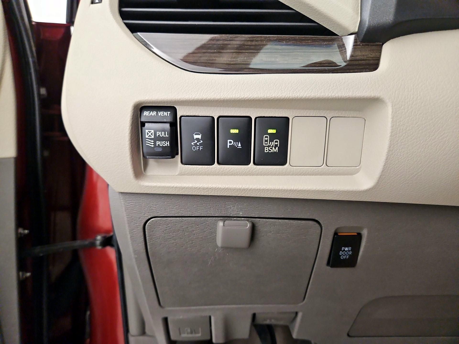 Thumbnail: 2017 Toyota Sienna - 13