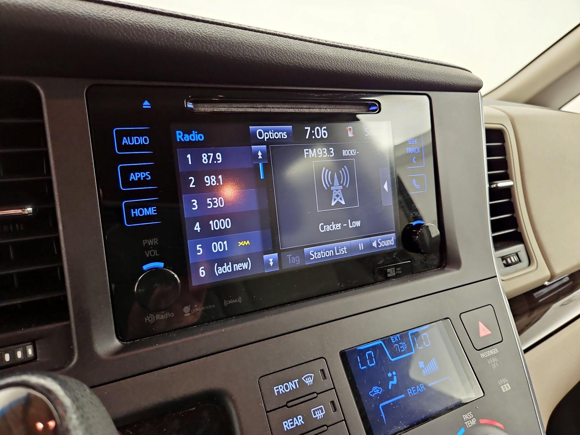 Thumbnail: 2017 Toyota Sienna - 16