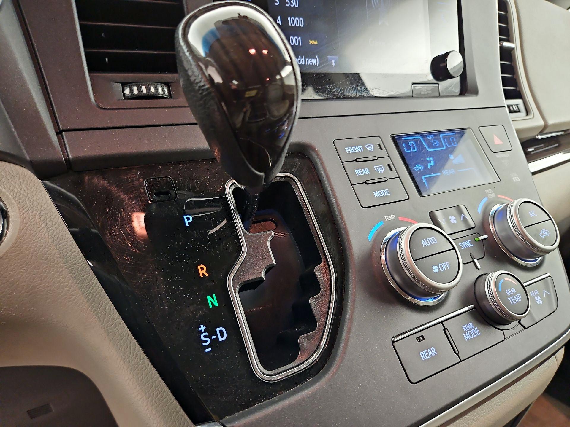 Thumbnail: 2017 Toyota Sienna - 18