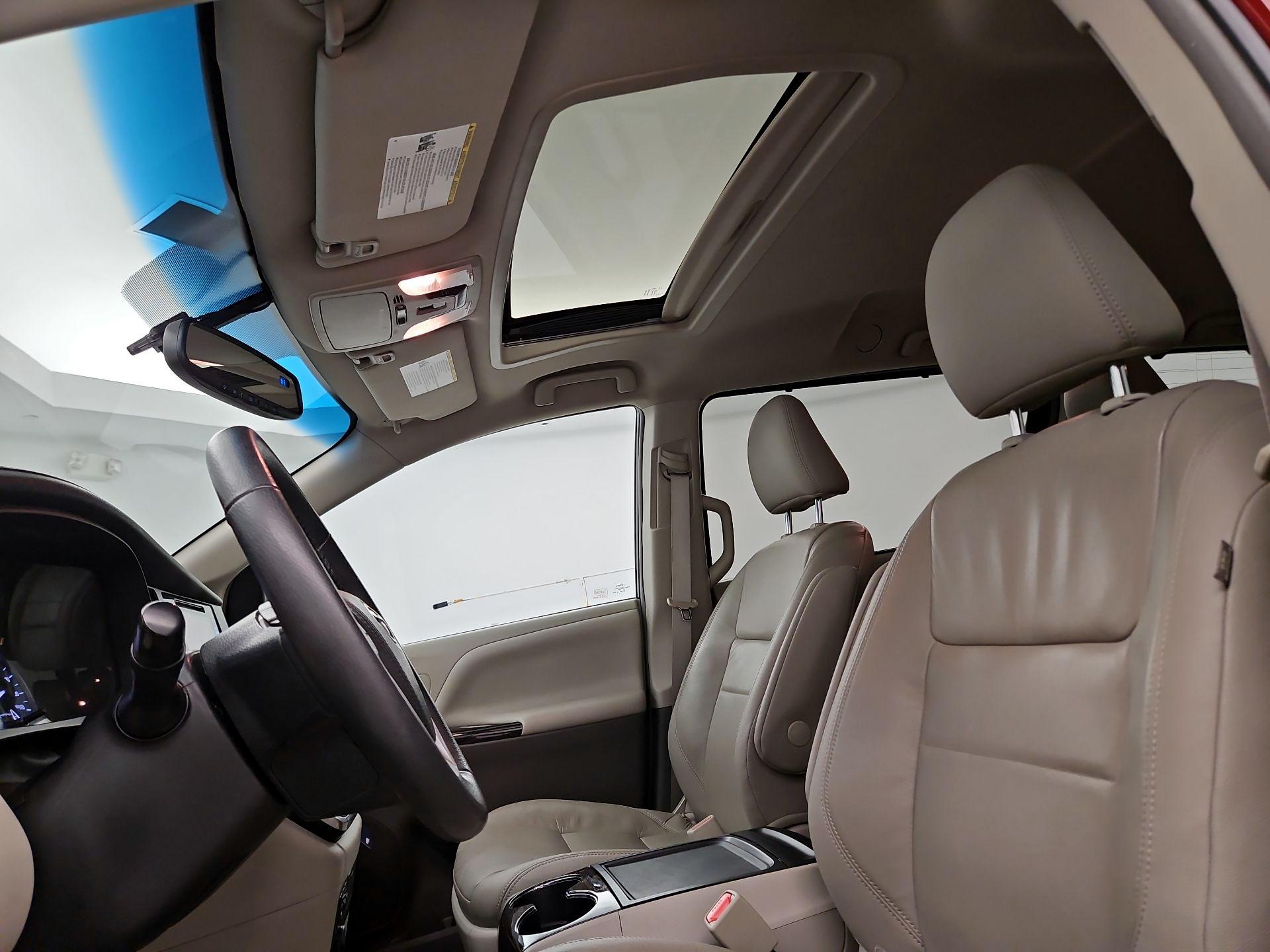 Thumbnail: 2017 Toyota Sienna - 20