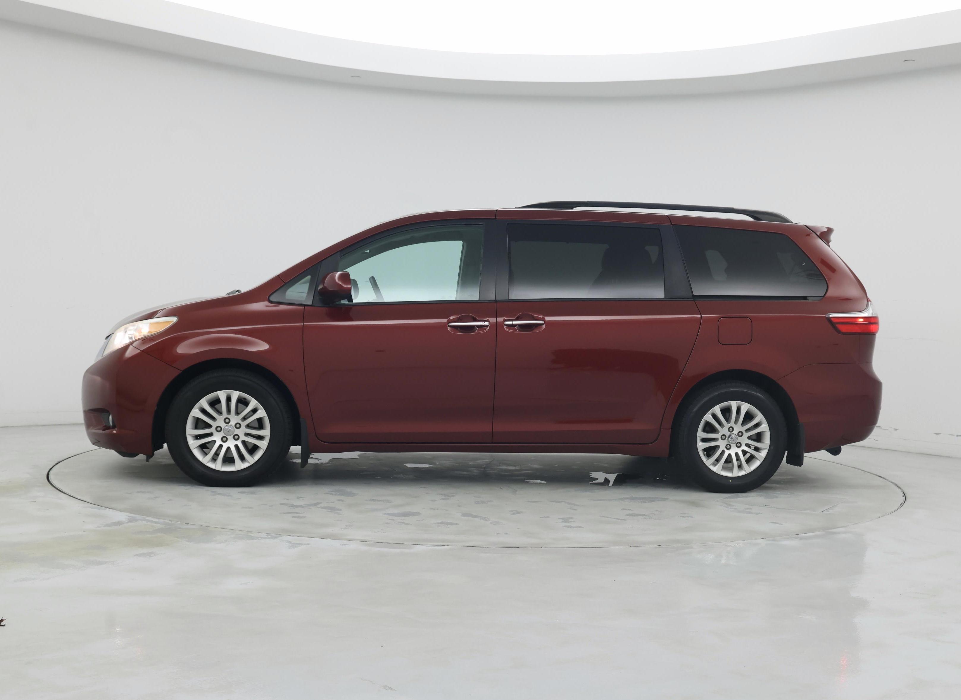Thumbnail: 2017 Toyota Sienna - 3