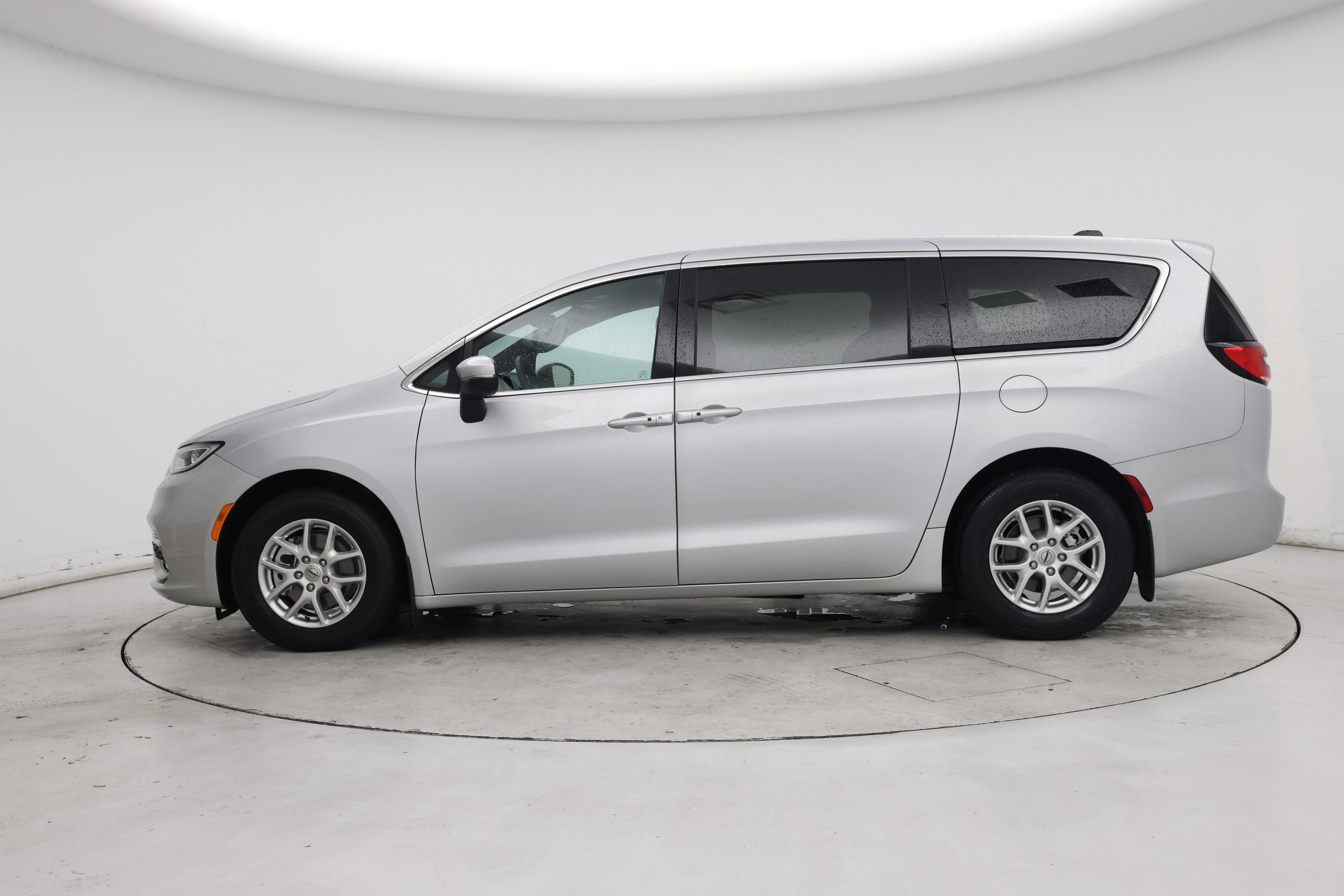 Thumbnail: 2023 Chrysler Pacifica - 3