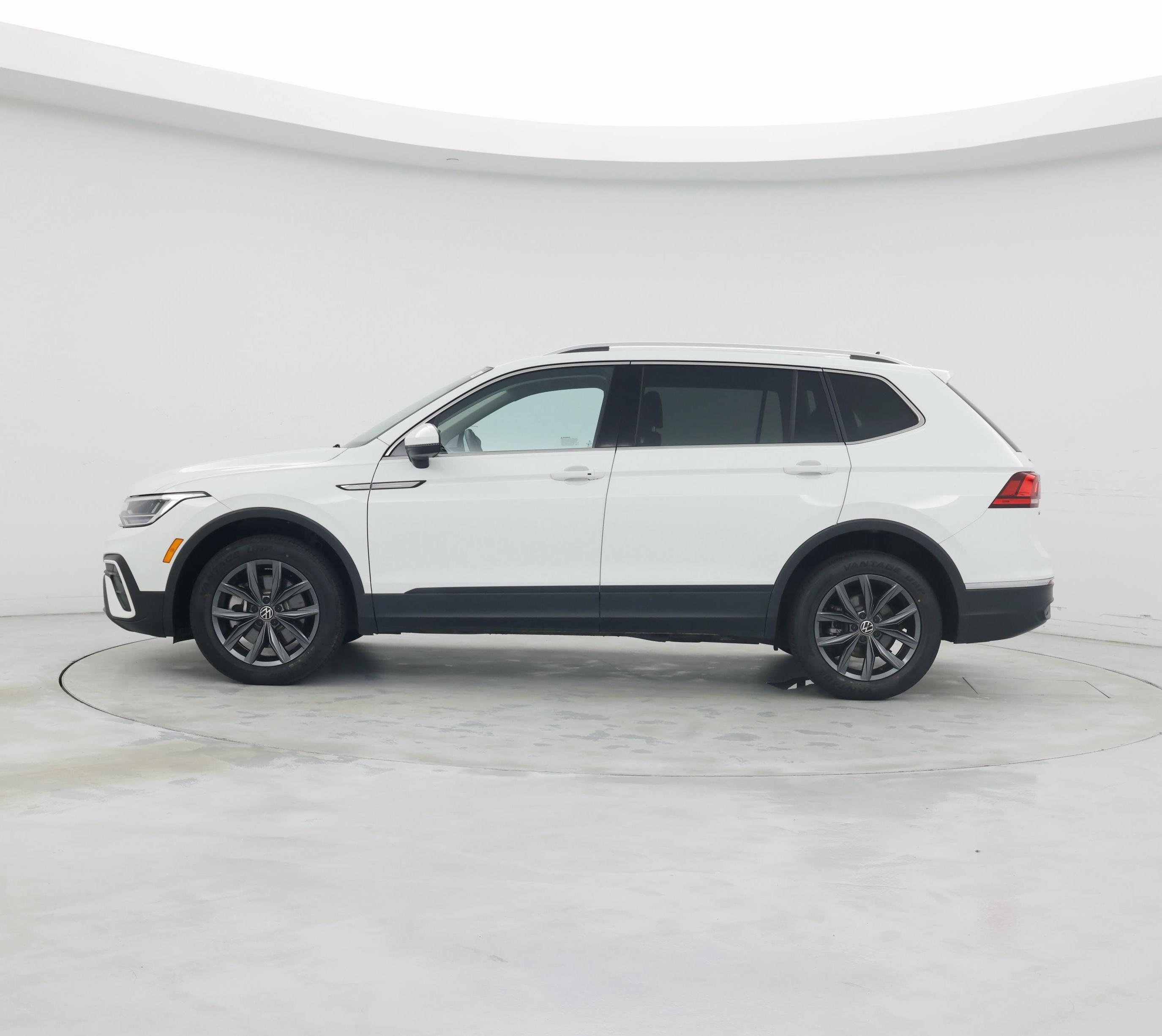 Thumbnail: 2022 Volkswagen Tiguan - 3