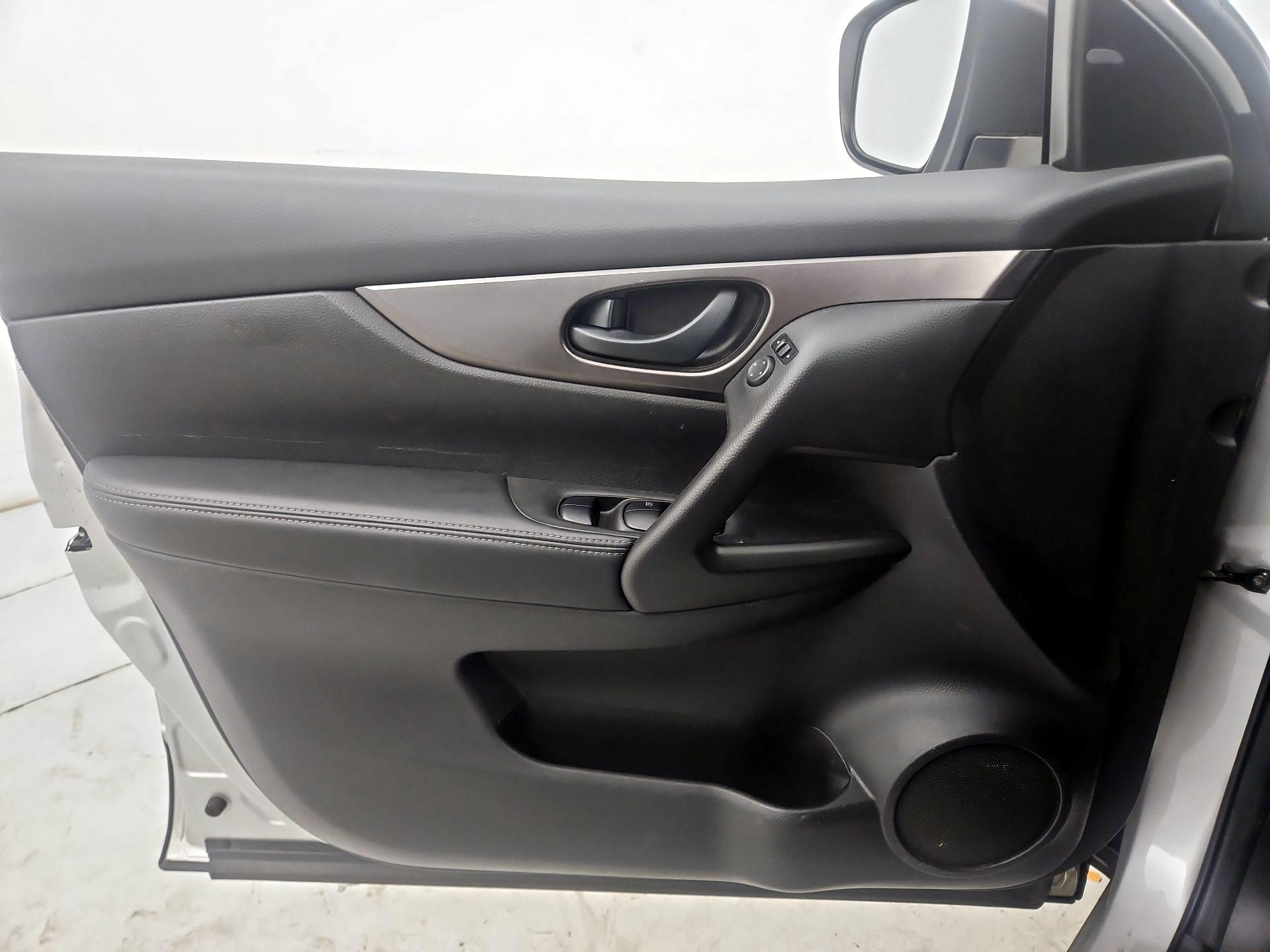 Thumbnail: 2020 Nissan Rogue Sport - 12