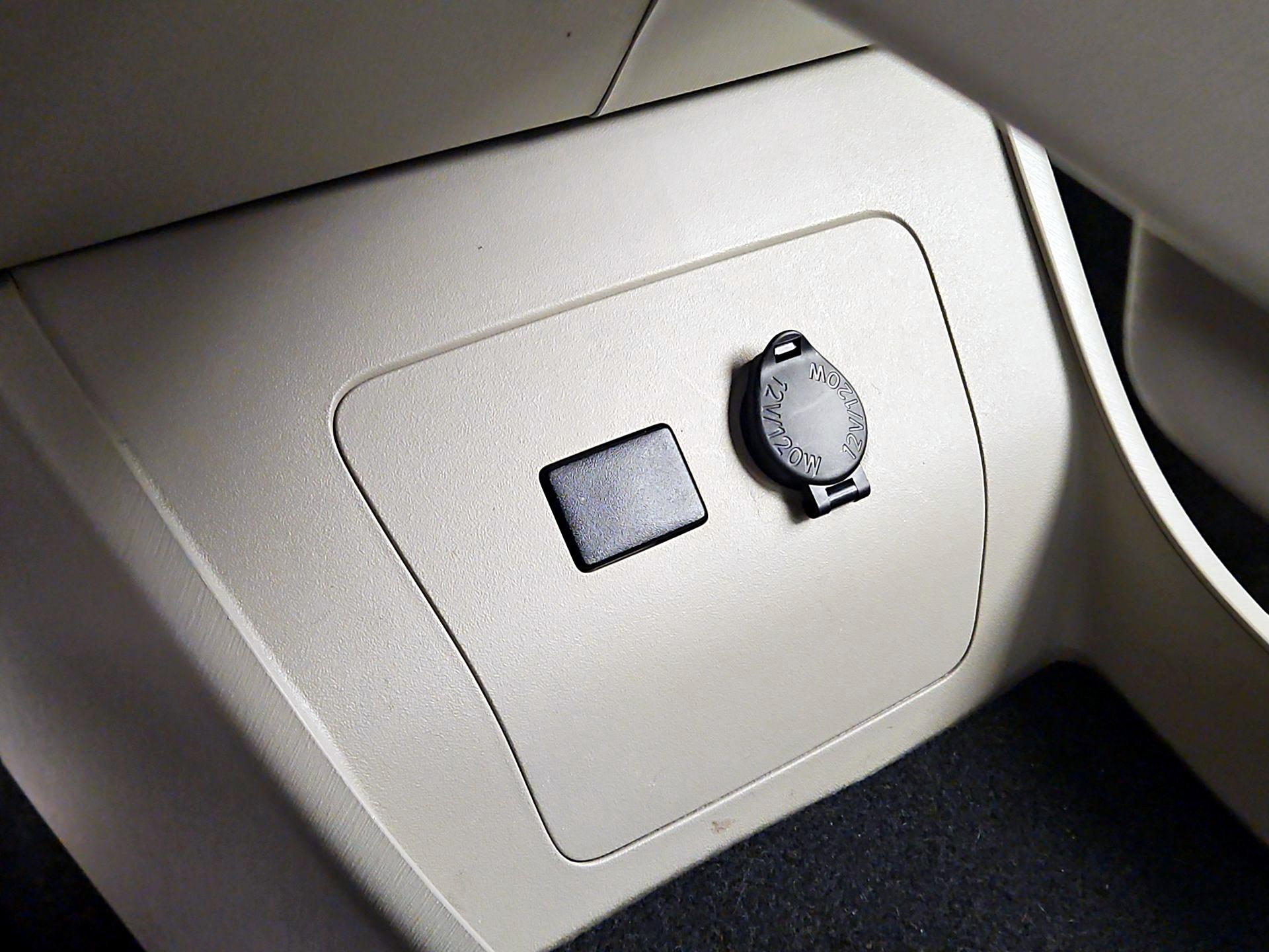 Thumbnail: 2015 Toyota Prius - 18