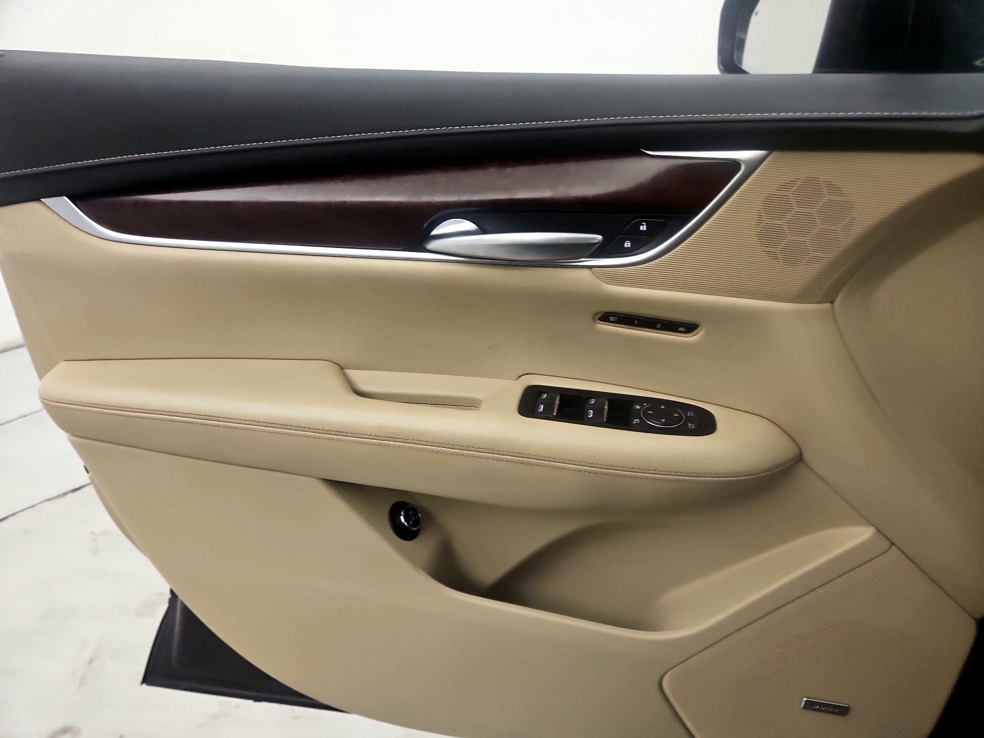 Thumbnail: 2017 Cadillac XT5 - 12