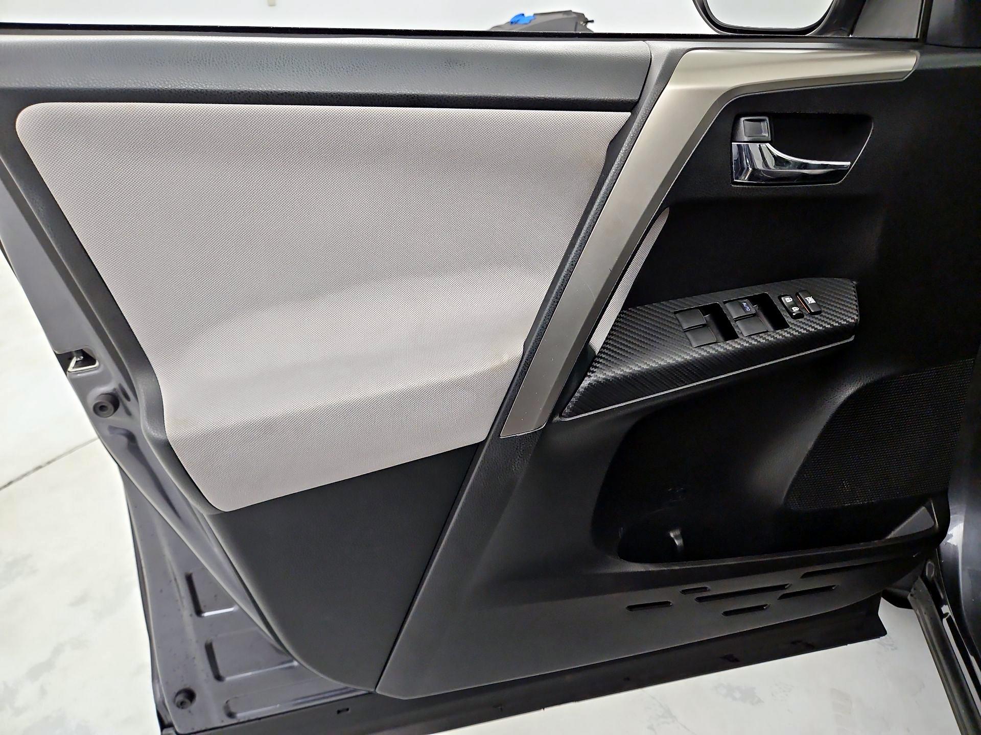 Thumbnail: 2015 Toyota RAV4 - 12