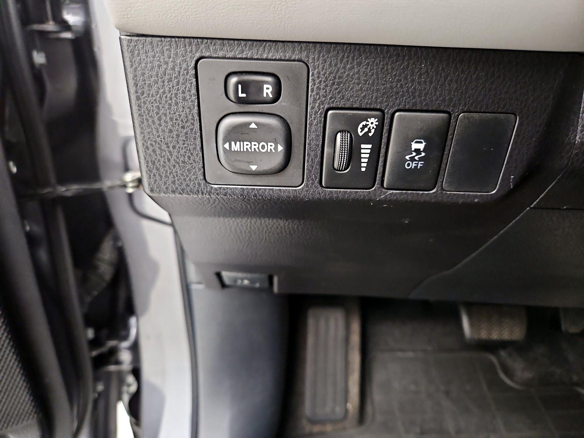 Thumbnail: 2015 Toyota RAV4 - 13