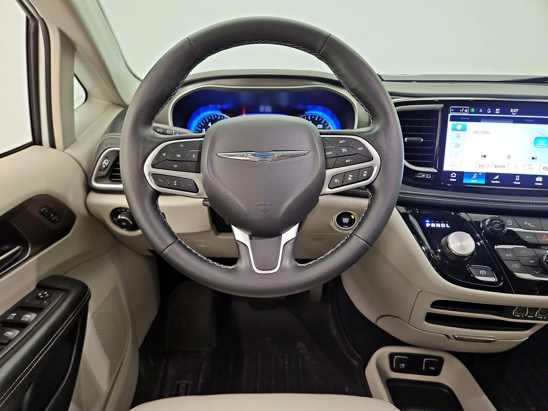 Thumbnail: 2021 Chrysler Pacifica - 10