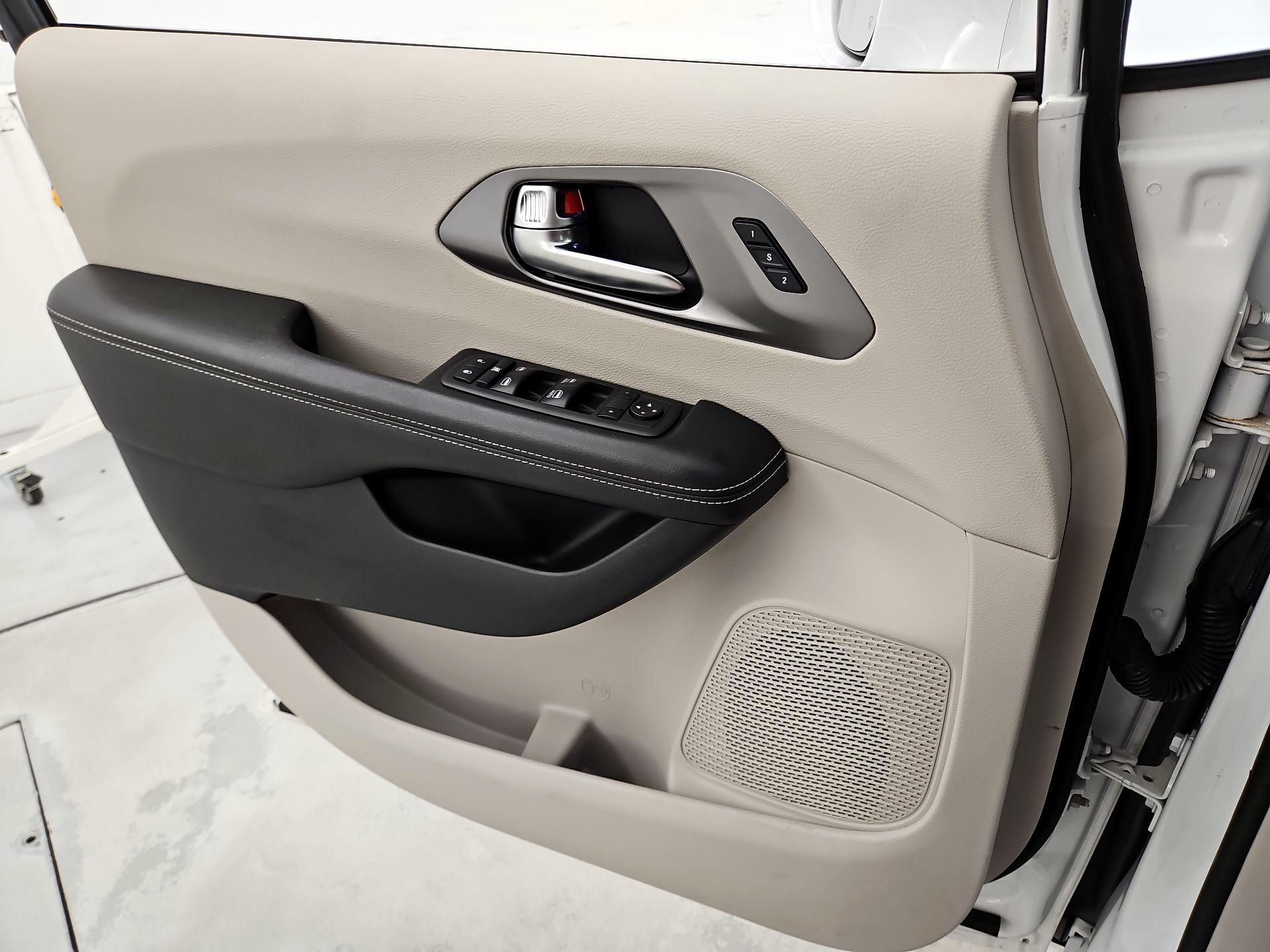 Thumbnail: 2021 Chrysler Pacifica - 12