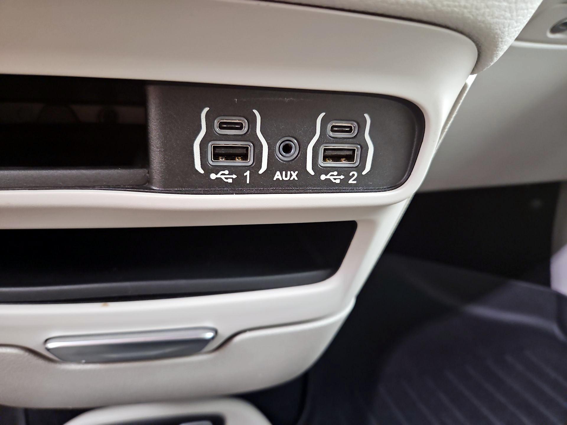 Thumbnail: 2021 Chrysler Pacifica - 18