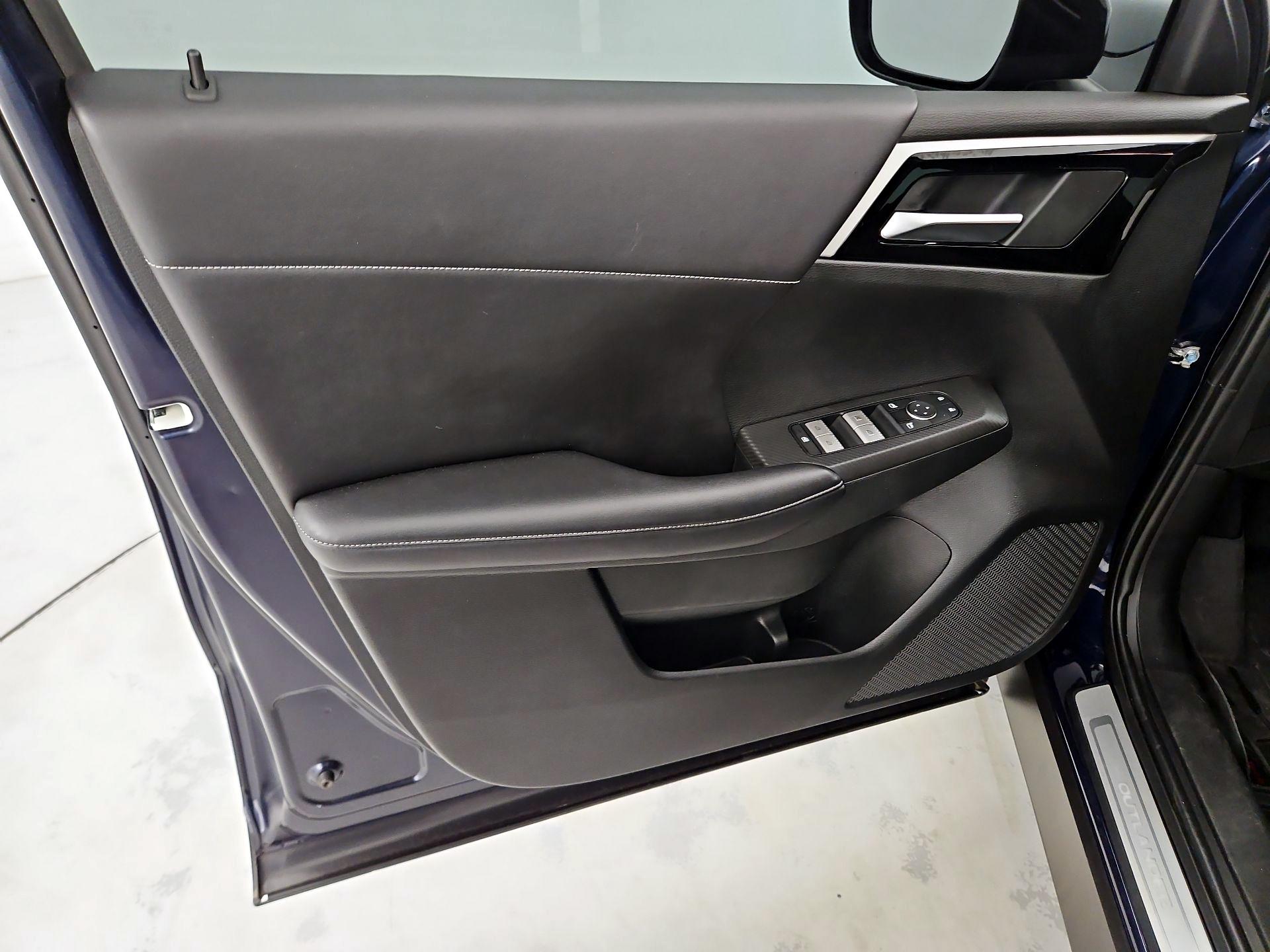 Thumbnail: 2022 Mitsubishi Outlander - 12