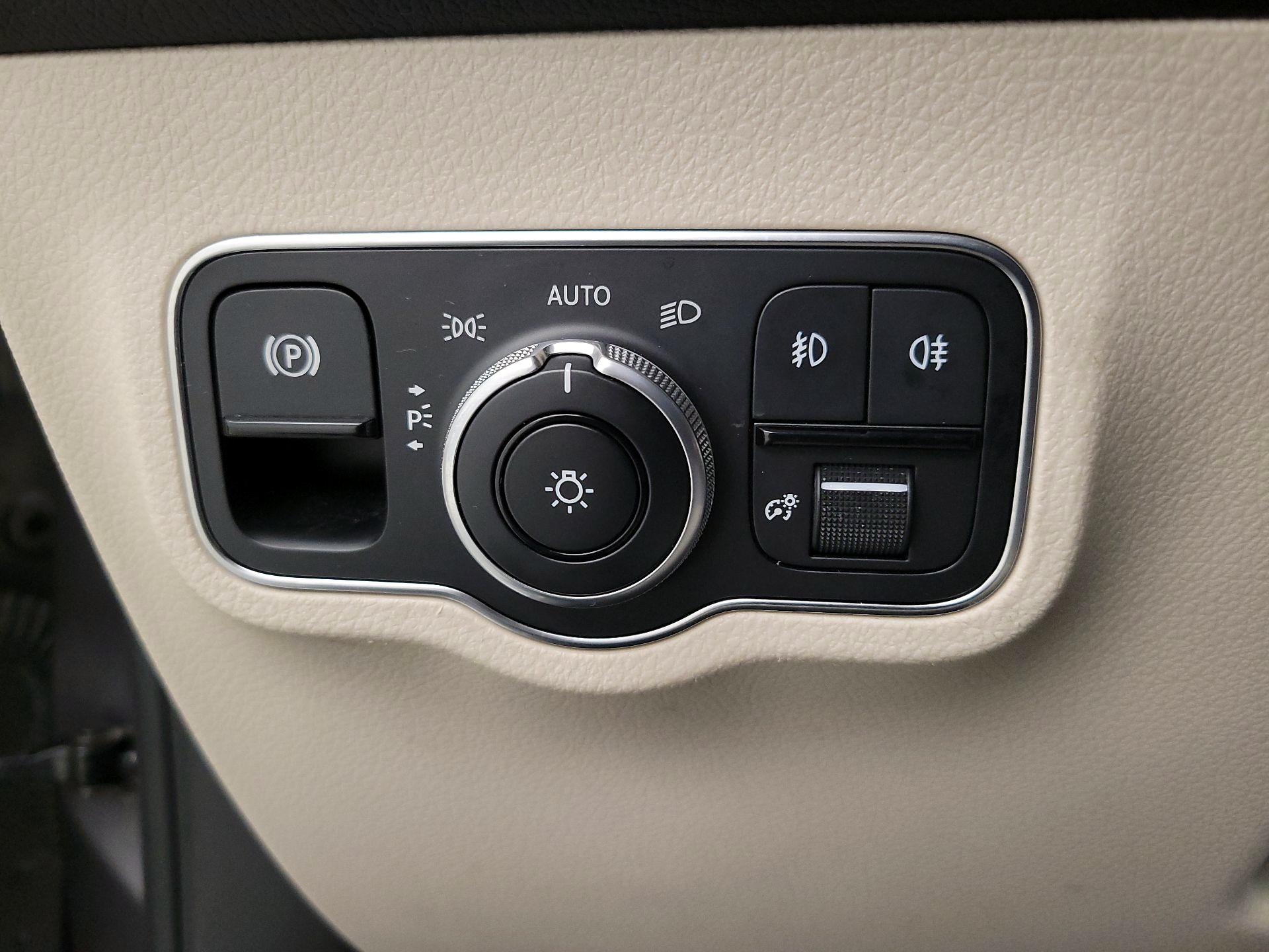 Thumbnail: 2020 Mercedes-Benz GLB - 11