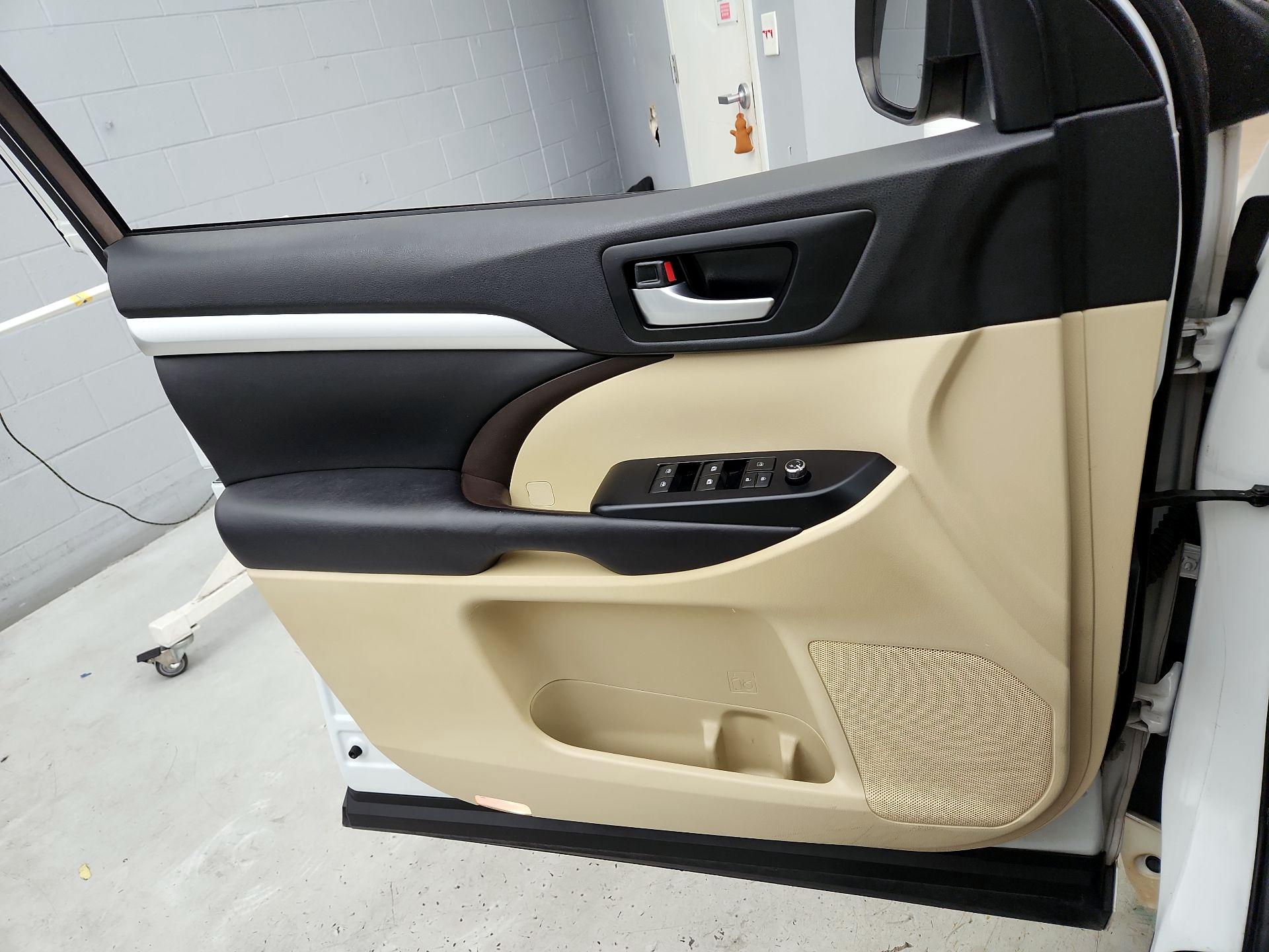 Thumbnail: 2016 Toyota Highlander - 12