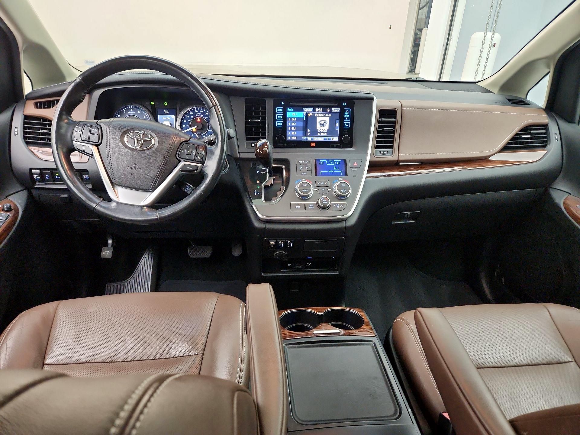 Thumbnail: 2017 Toyota Sienna - 9