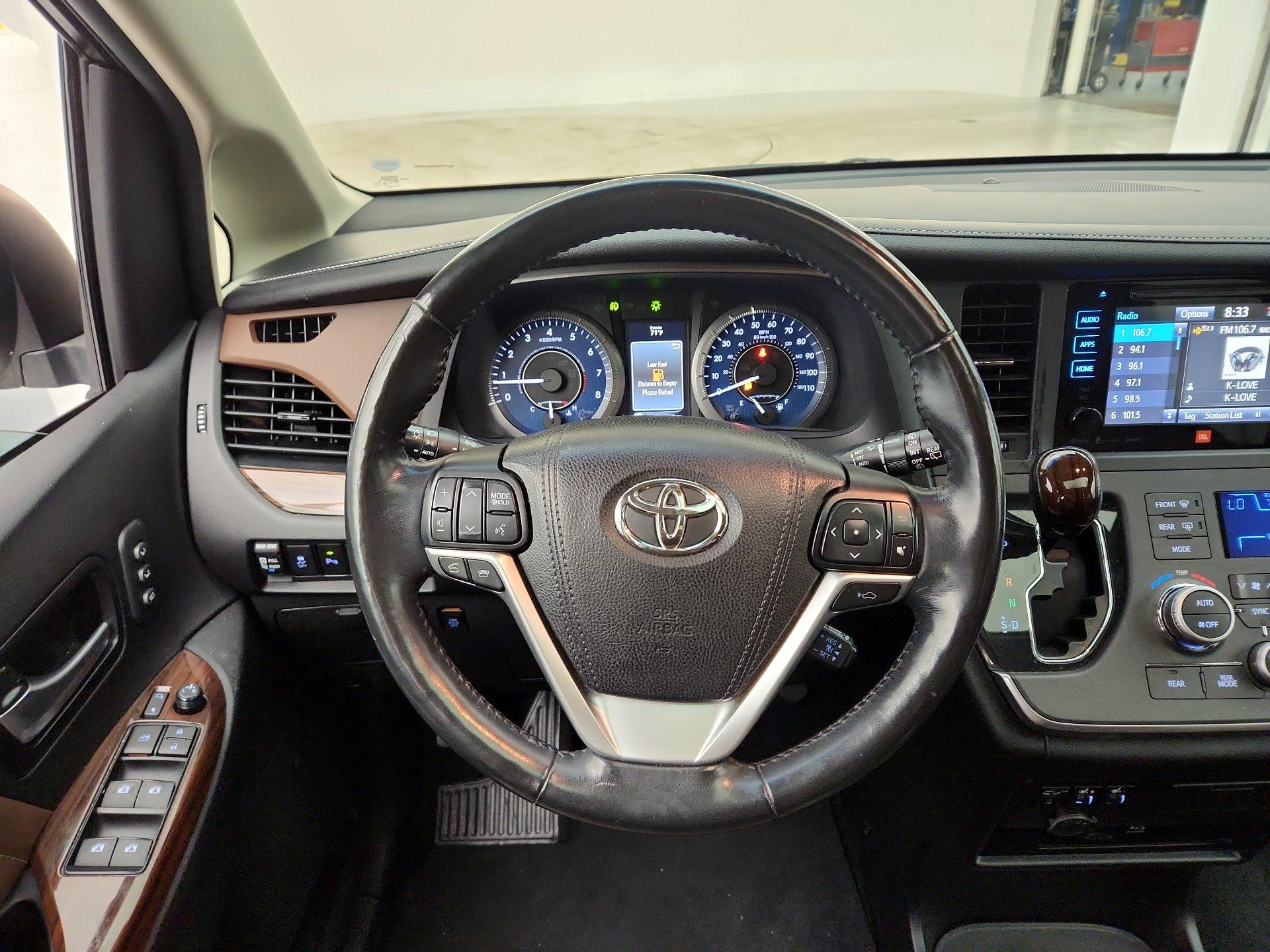 Thumbnail: 2017 Toyota Sienna - 10
