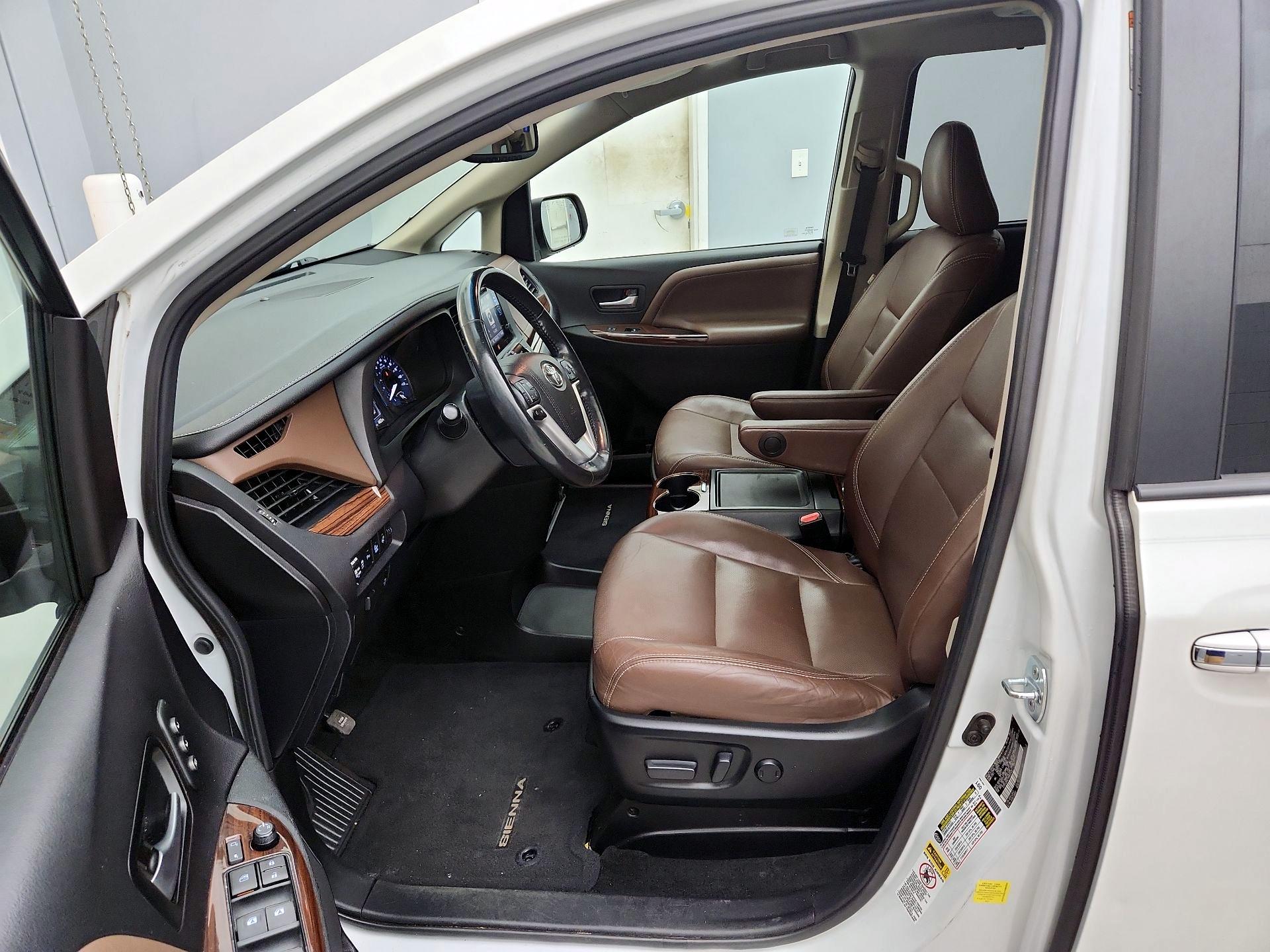 Thumbnail: 2017 Toyota Sienna - 11