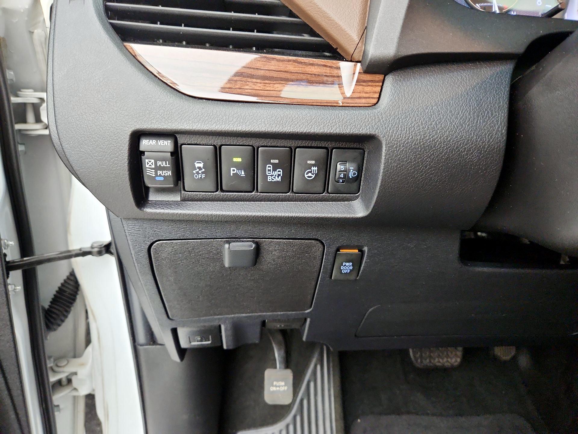Thumbnail: 2017 Toyota Sienna - 13