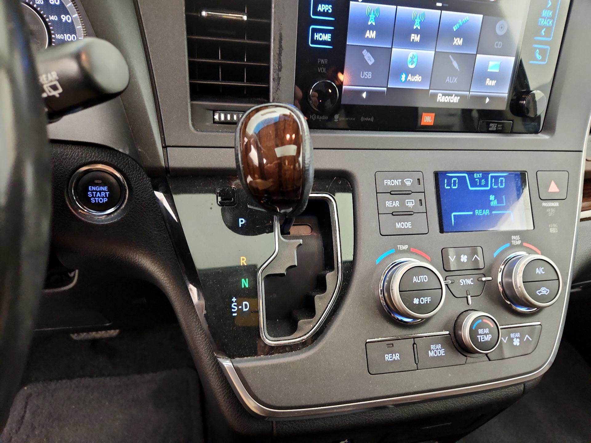 Thumbnail: 2017 Toyota Sienna - 17