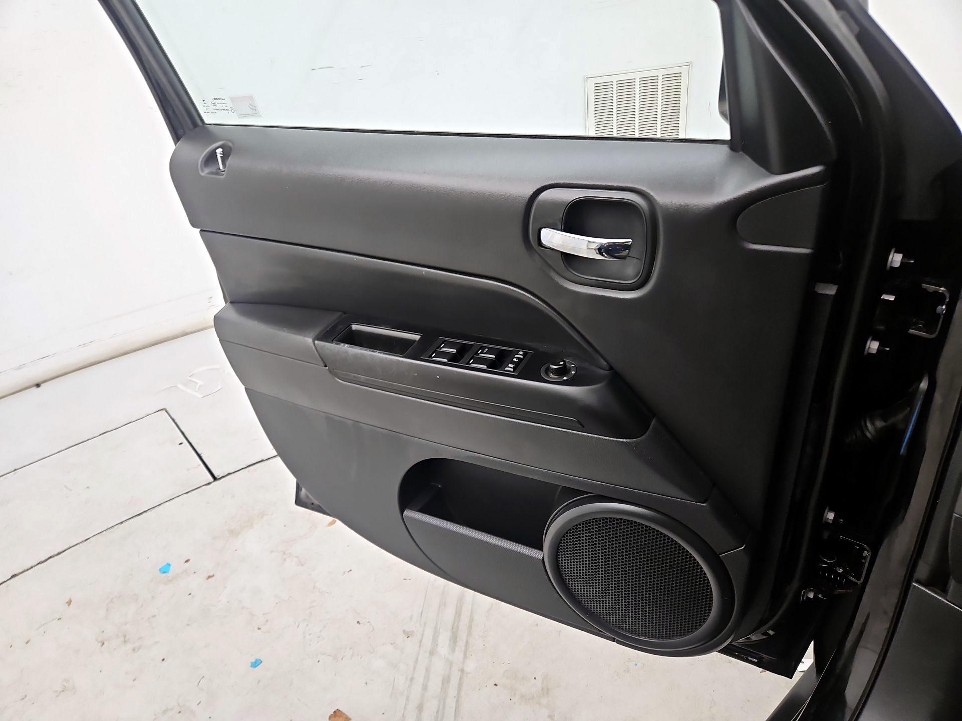 Thumbnail: 2016 Jeep Patriot - 12